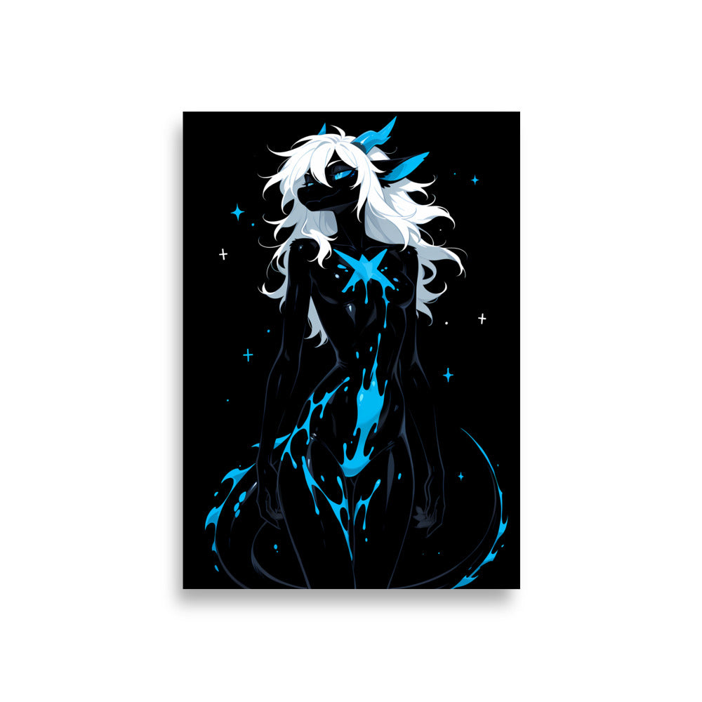 Poster dark fantasy Azuréa, dragonne anthropomorphe noire, bras replié près de la mâchoire, queue déployée en courbe – affiche encadrée au format A1