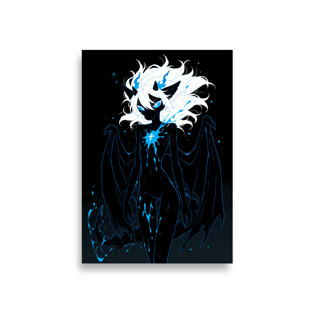 Poster dark fantasy Azuréa, dragonne anthropomorphe noire, ailes membraneuses largement déployées, croix blanche sur le torse – affiche encadrée au format A1