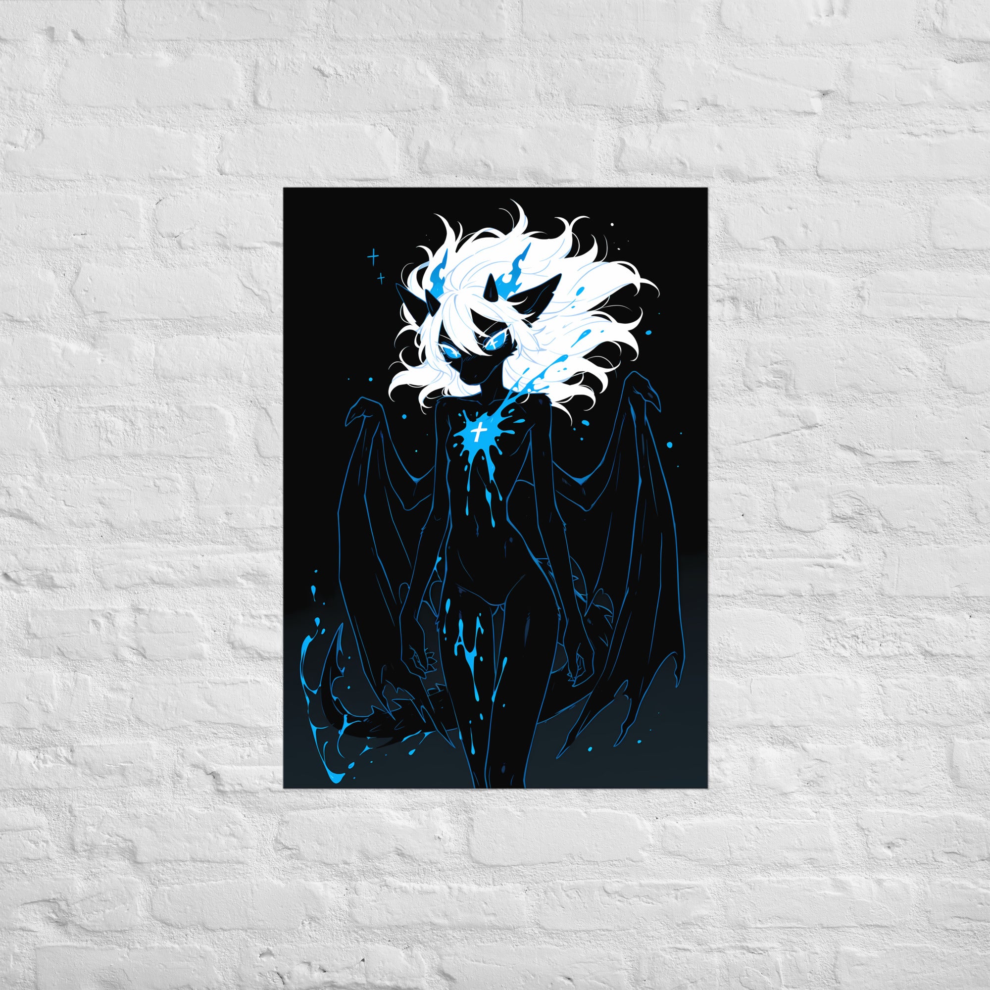 Poster dark fantasy Azuréa, dragonne anthropomorphe noire, ailes membraneuses largement déployées, croix blanche sur le torse – affiche encadrée au format A1
