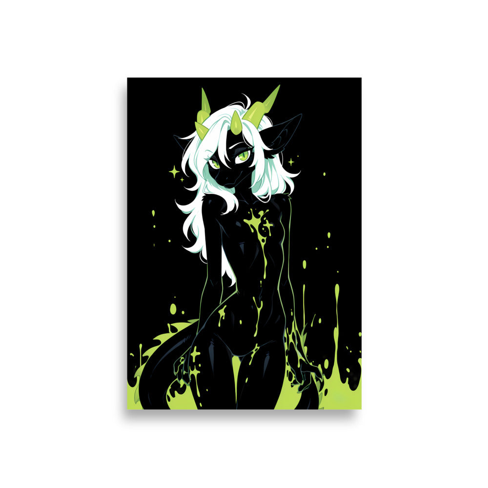 Poster dark fantasy Acydra, renarde-dragonne anthropomorphe noire, bras tendus dégouttant de venin vert, cornes et oreilles de renarde – affiche encadrée au format A1