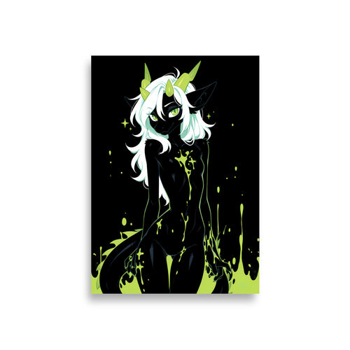Poster dark fantasy Acydra, renarde-dragonne anthropomorphe noire, bras tendus dégouttant de venin vert, cornes et oreilles de renarde – affiche encadrée au format A1
