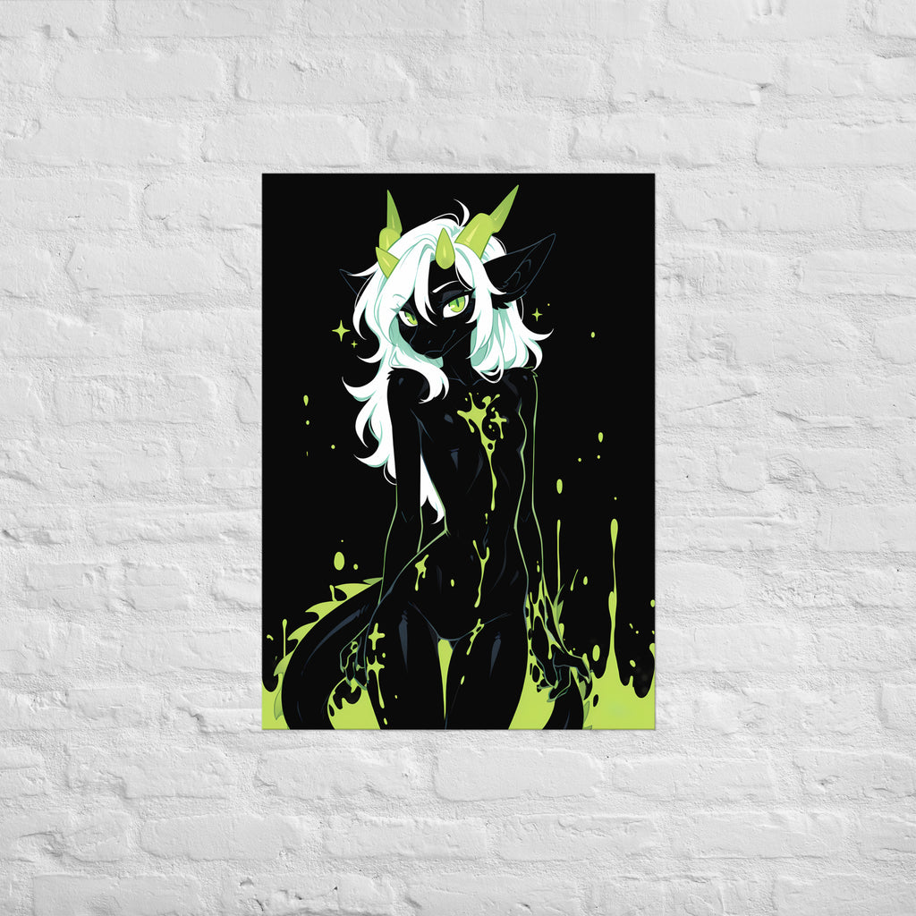Poster dark fantasy Acydra, renarde-dragonne anthropomorphe noire, bras tendus dégouttant de venin vert, cornes et oreilles de renarde – affiche encadrée au format A1