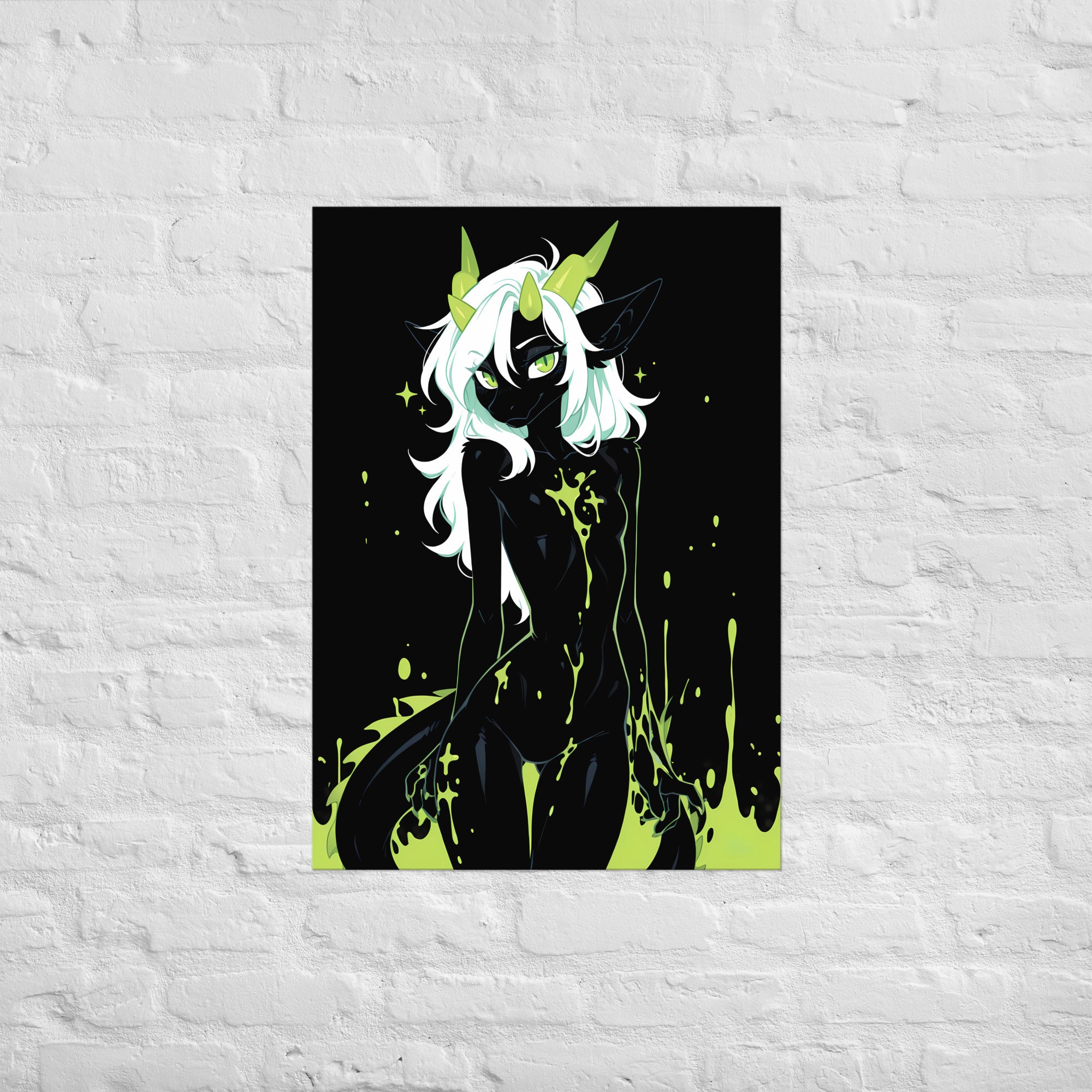 Poster dark fantasy Acydra, renarde-dragonne anthropomorphe noire, bras tendus dégouttant de venin vert, cornes et oreilles de renarde – affiche encadrée au format A1