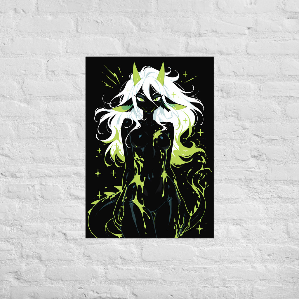 Poster dark fantasy Acydra, renarde-dragonne anthropomorphe noire, sourire à crocs, mèches vertes, traînées flambées vert – affiche encadrée au format A1