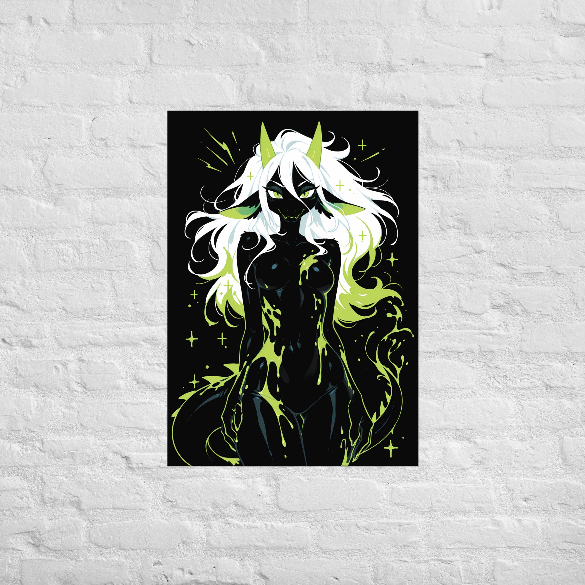 Poster dark fantasy Acydra, renarde-dragonne anthropomorphe noire, sourire à crocs, mèches vertes, traînées flambées vert – affiche encadrée au format A1