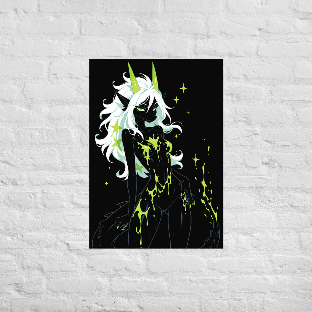 Poster dark fantasy Acydra, renarde-dragonne anthropomorphe noire, grandes étoiles vertes dans la crinière, regard suspicieux – affiche encadrée au format A1