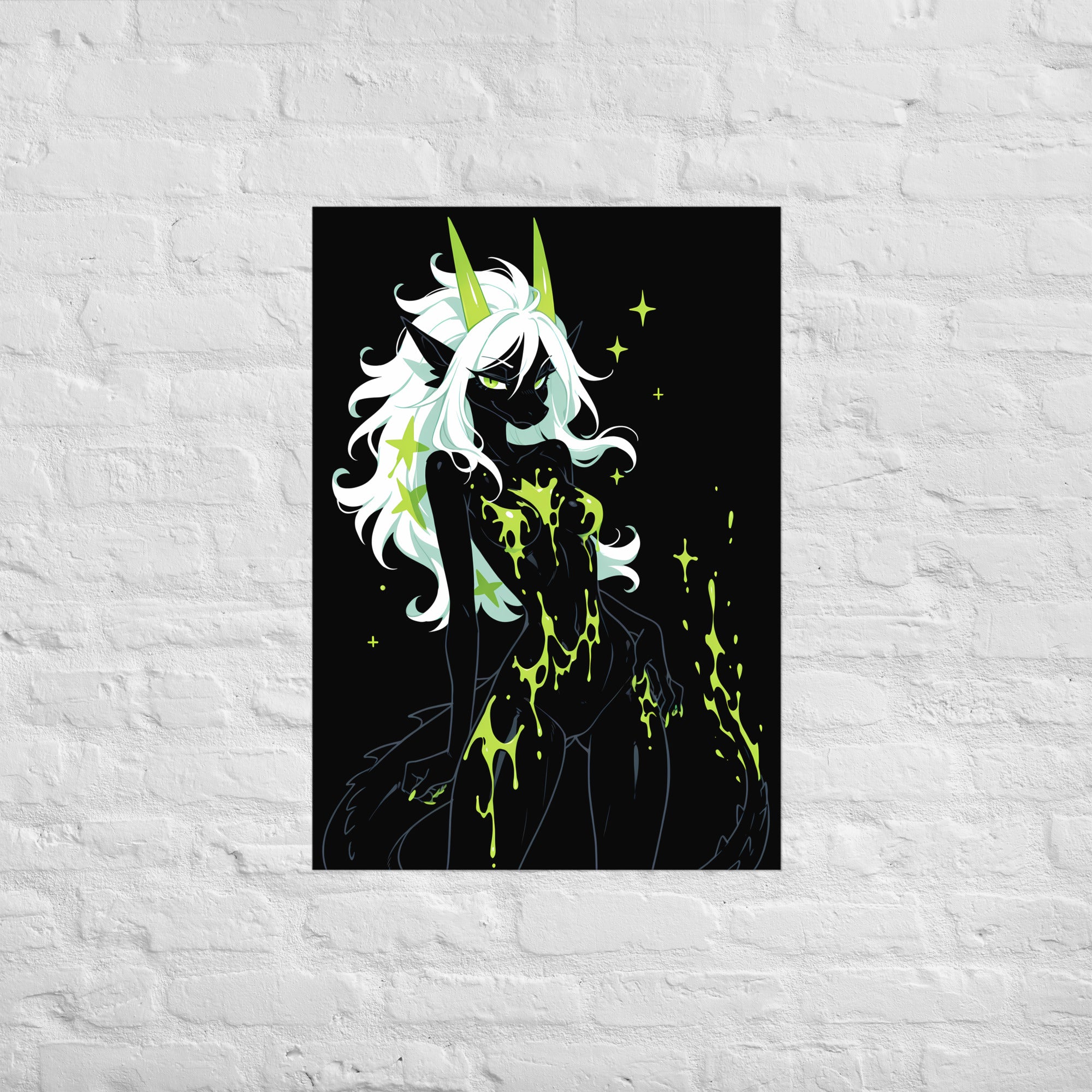 Poster dark fantasy Acydra, renarde-dragonne anthropomorphe noire, grandes étoiles vertes dans la crinière, regard suspicieux – affiche encadrée au format A1