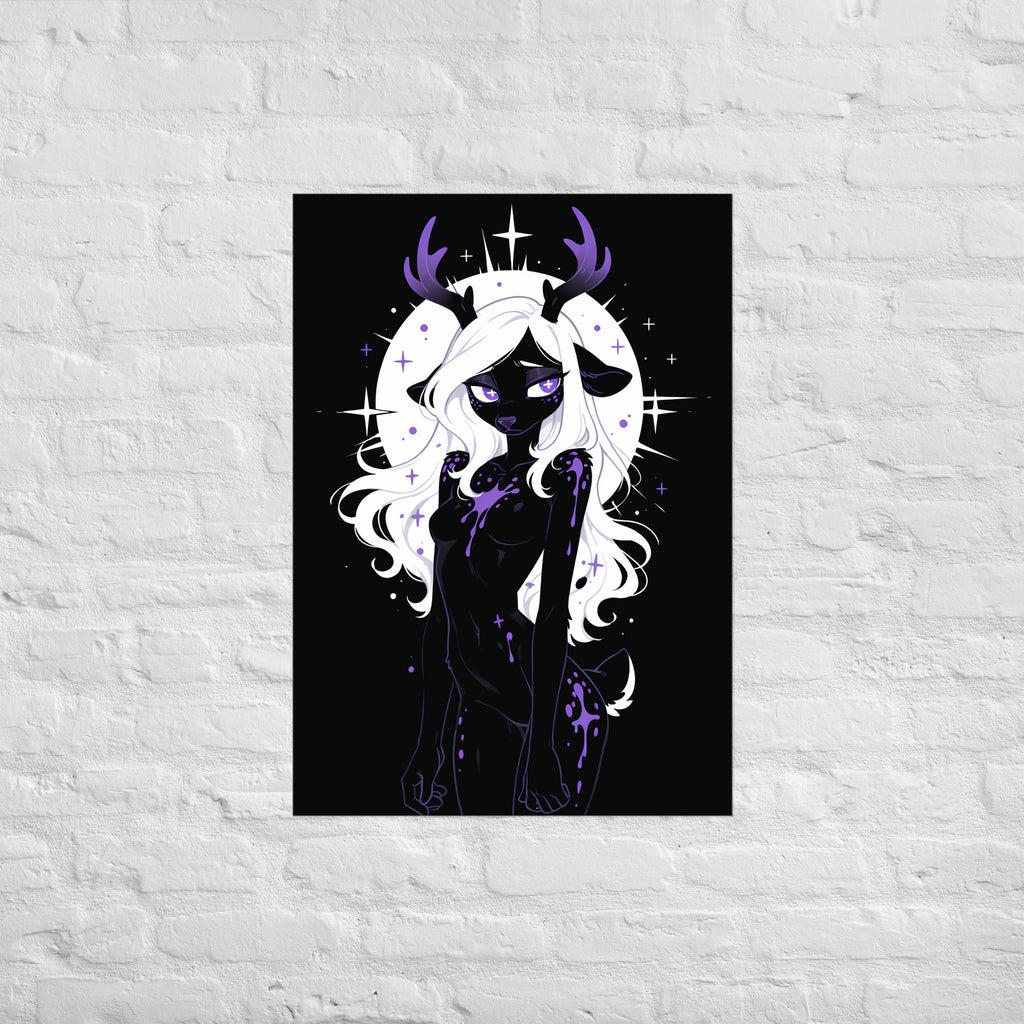 Poster dark fantasy Améthia, biche anthropomorphe noire, auréole blanche éclatante derrière la crinière, main près du visage – affiche encadrée au format A1