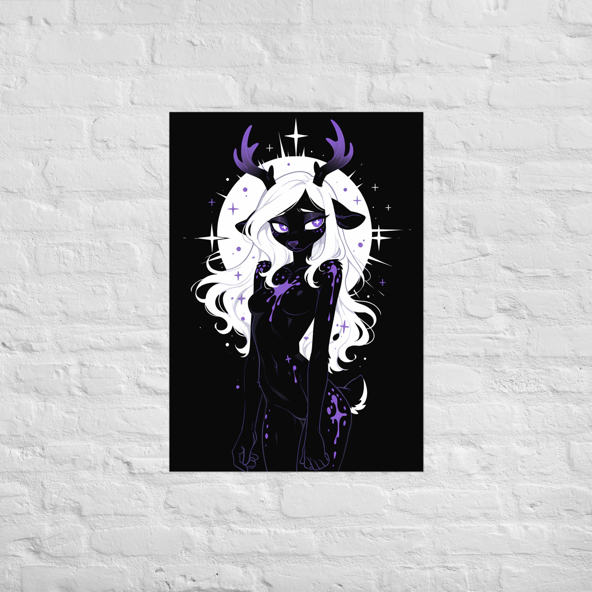 Poster dark fantasy Améthia, biche anthropomorphe noire, auréole blanche éclatante derrière la crinière, main près du visage – affiche encadrée au format A1