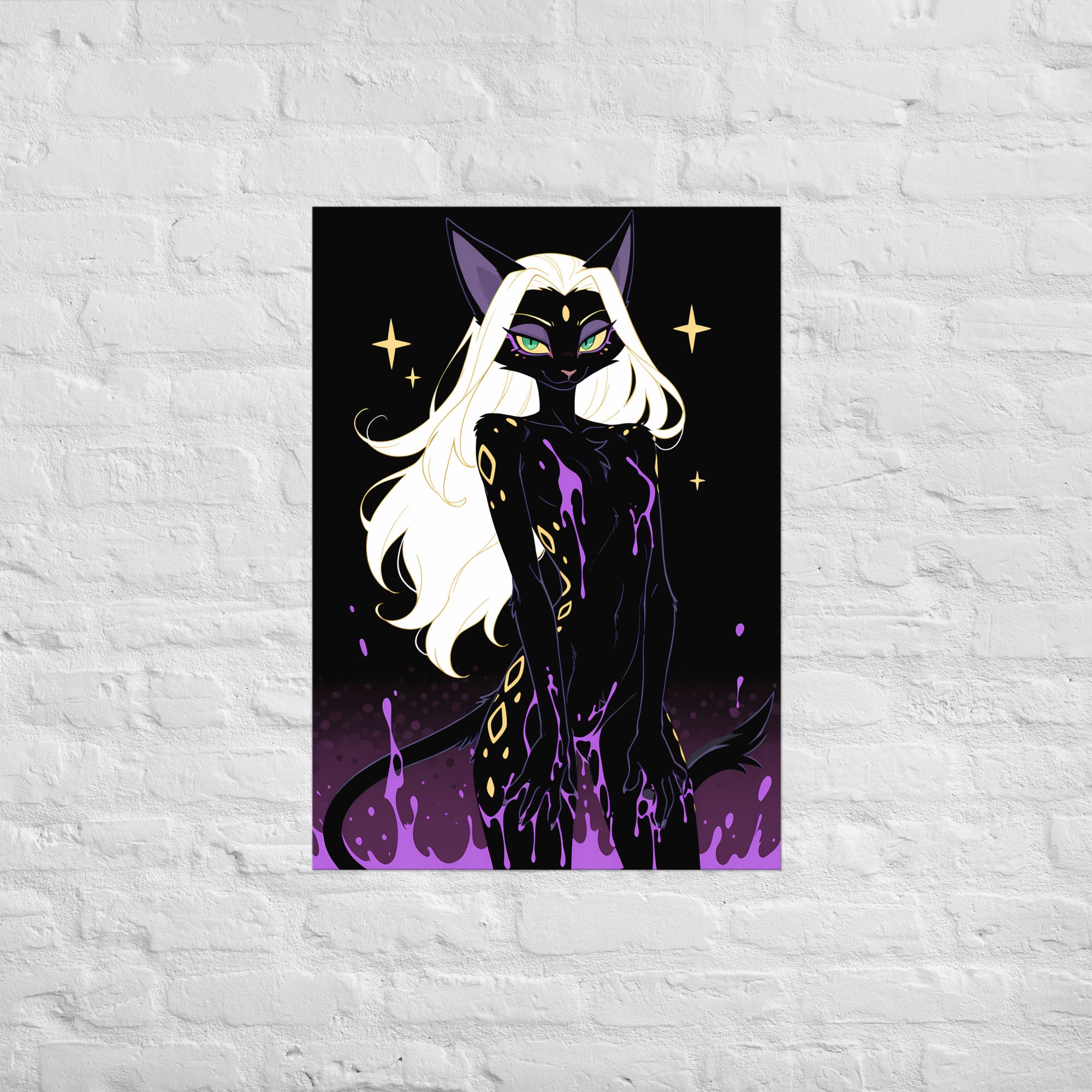 Poster dark fantasy Astréa, panthère anthropomorphe noire aux yeux verts et marques dorées en amande – affiche encadrée au format A1
