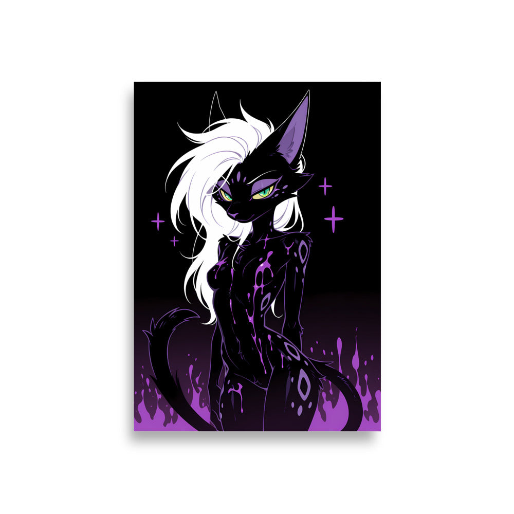 Poster dark fantasy Astréa, panthère anthropomorphe noire à l'oreille violette asymétrique et au regard direct – affiche encadrée au format A1