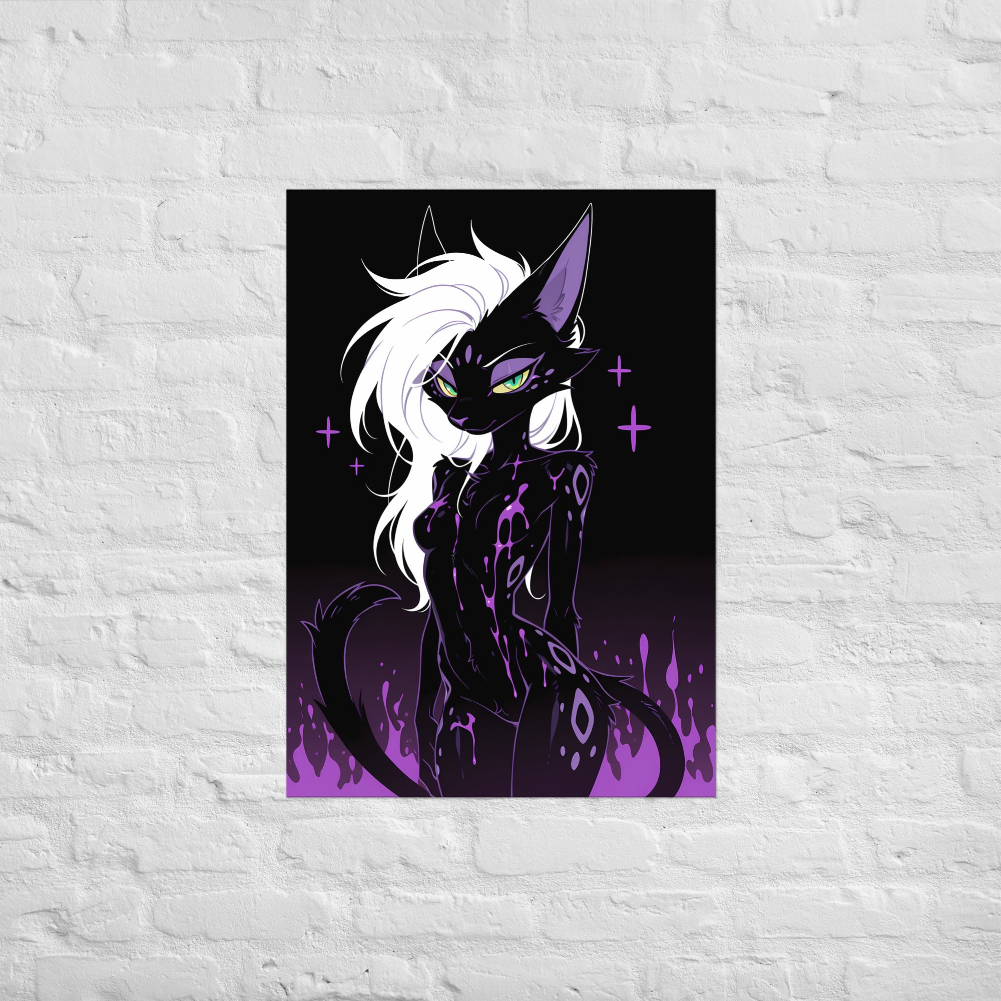 Poster dark fantasy Astréa, panthère anthropomorphe noire à l'oreille violette asymétrique et au regard direct – affiche encadrée au format A1