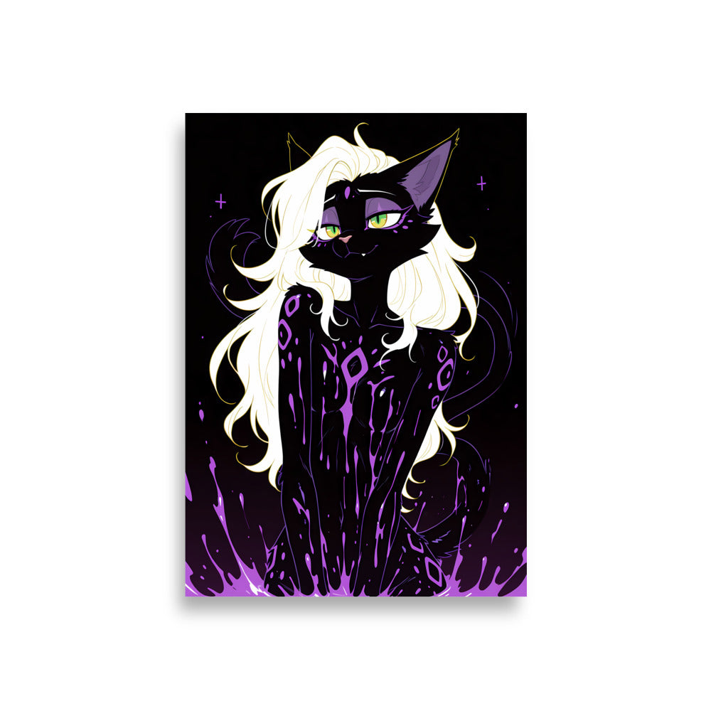 Poster dark fantasy Astréa, panthère anthropomorphe noire aux oreilles violettes bordées d'or, sourire affirmé – affiche encadrée au format A1