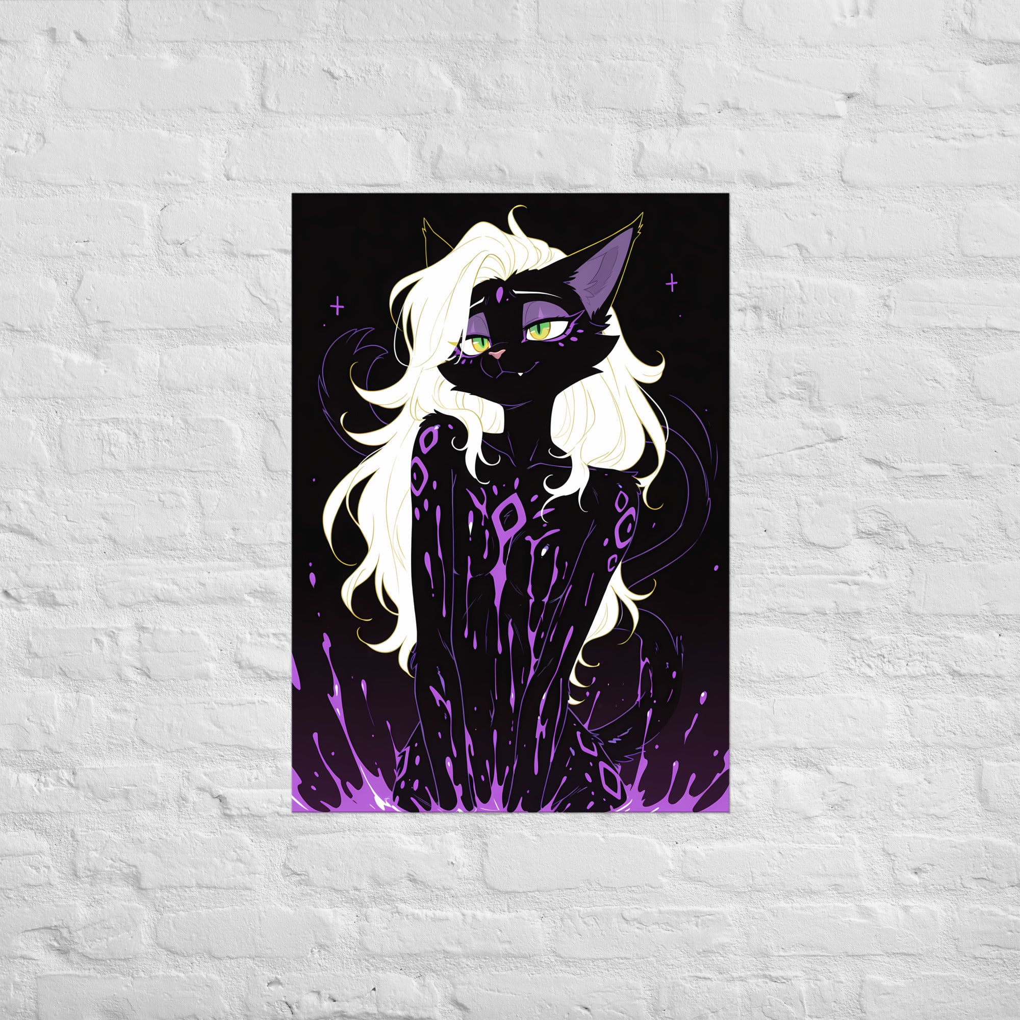 Poster dark fantasy Astréa, panthère anthropomorphe noire aux oreilles violettes bordées d'or, sourire affirmé – affiche encadrée au format A1