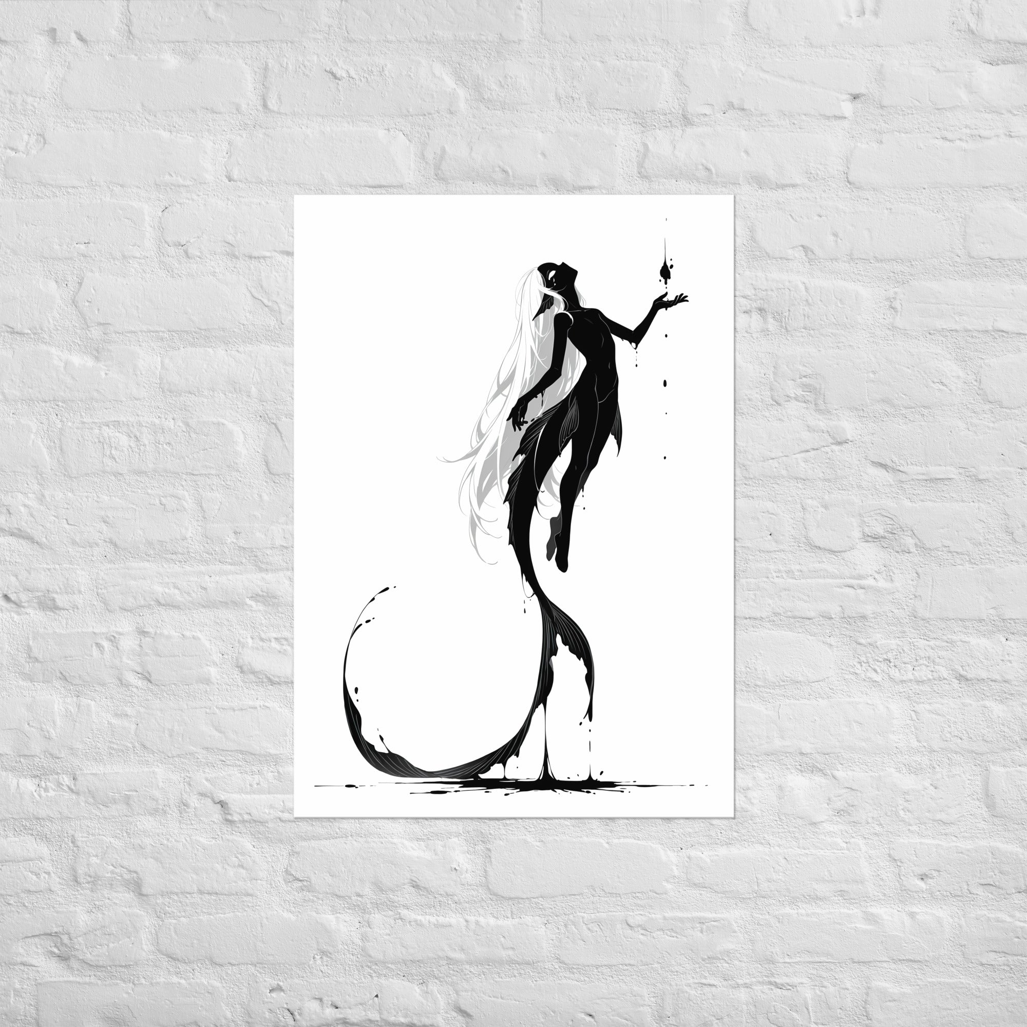 Affiche dark fantasy Sourdine, koï anthropomorphe noir et blanc flottant, bras tendu vers une goutte d'encre, longue nageoire, collection Les silences qu'on porte – format A1