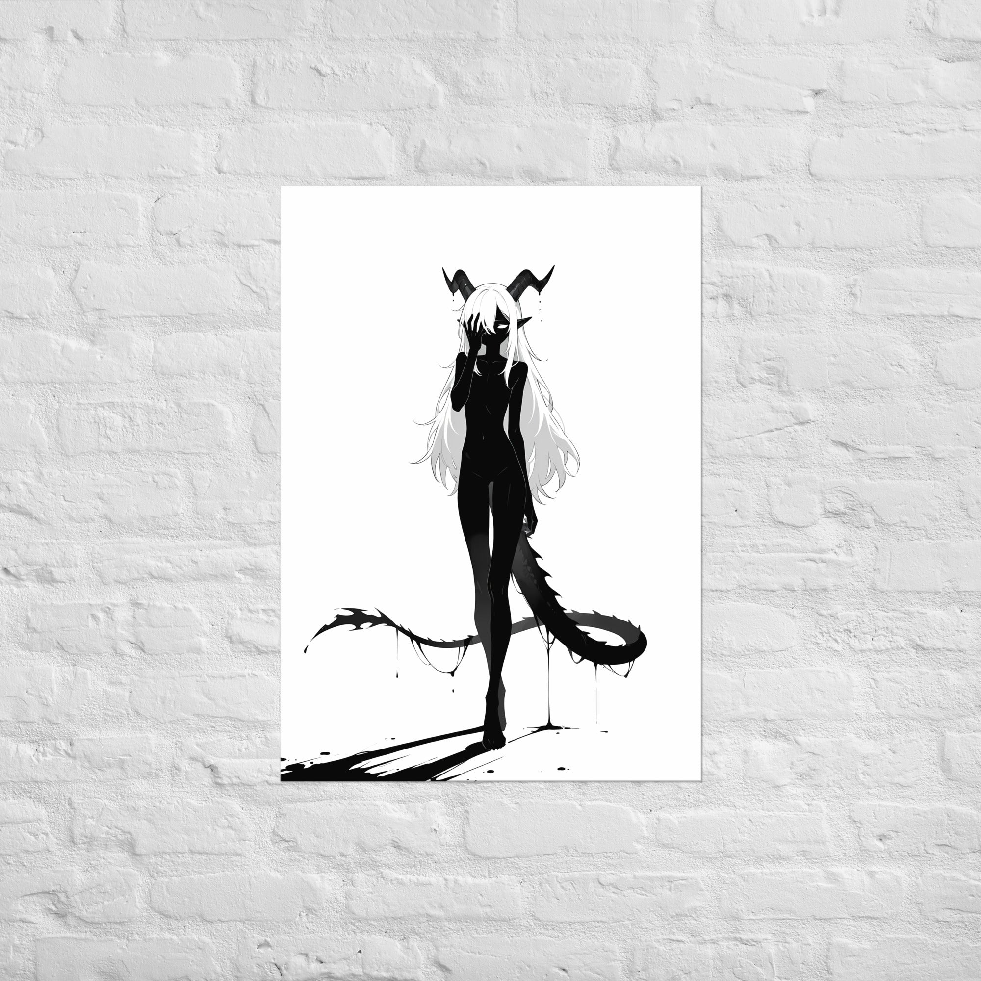Affiche dark fantasy Vestigia, dragon anthropomorphe noir et blanc, main levée devant les yeux, cornes et queue épineuse, collection Les silences qu'on porte – format A1