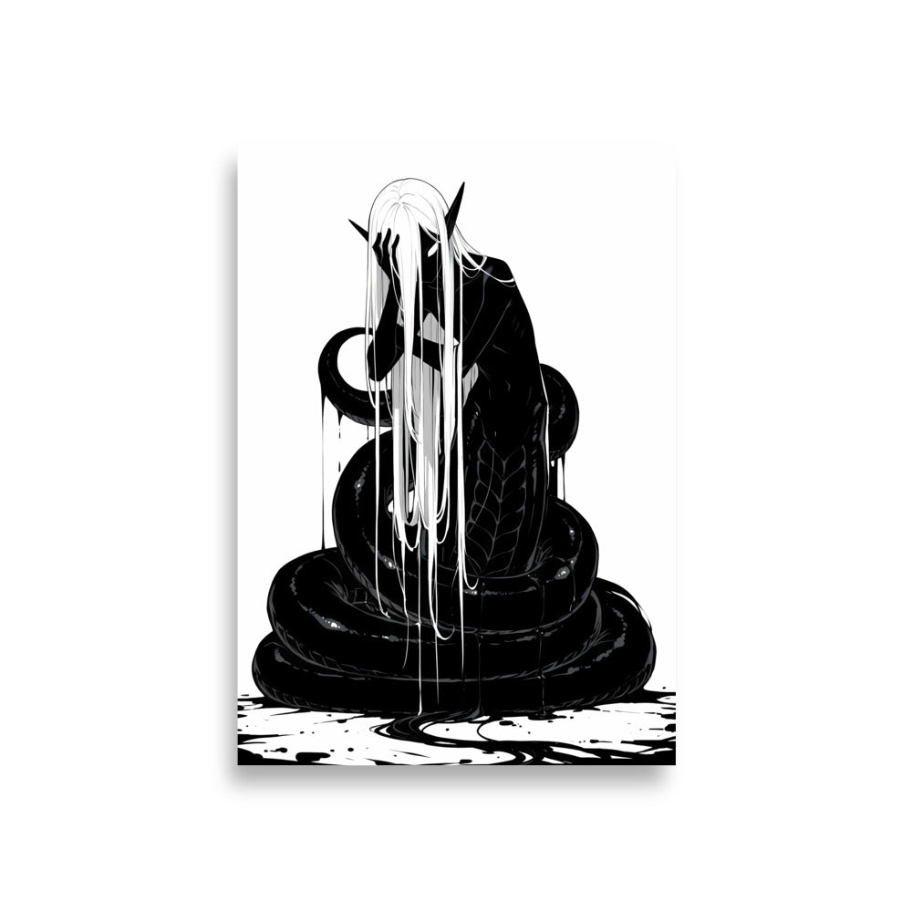 Affiche dark fantasy Muance, vipère anthropomorphe noir et blanc, visage caché, corps enroulé en spirales écailleuses, collection Les silences qu'on porte – format A1