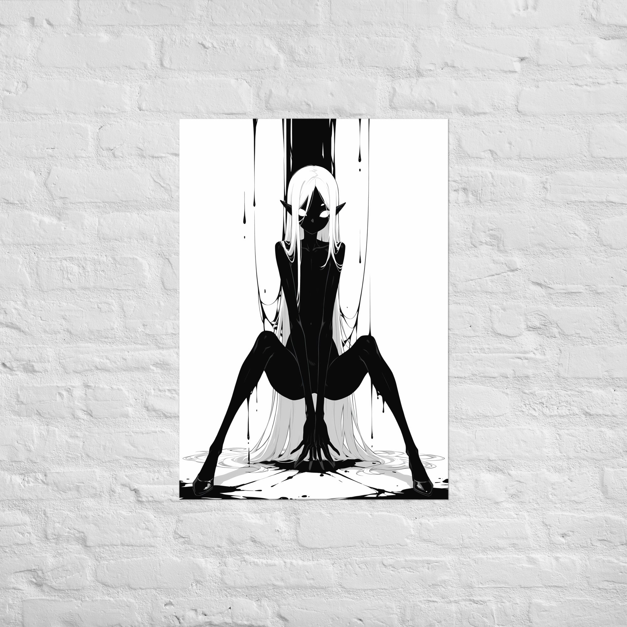 Affiche dark fantasy Tramelle, araignée anthropomorphe noir et blanc, accroupie jambes écartées au centre d'une toile d'encre, collection Les silences qu'on porte – format A1