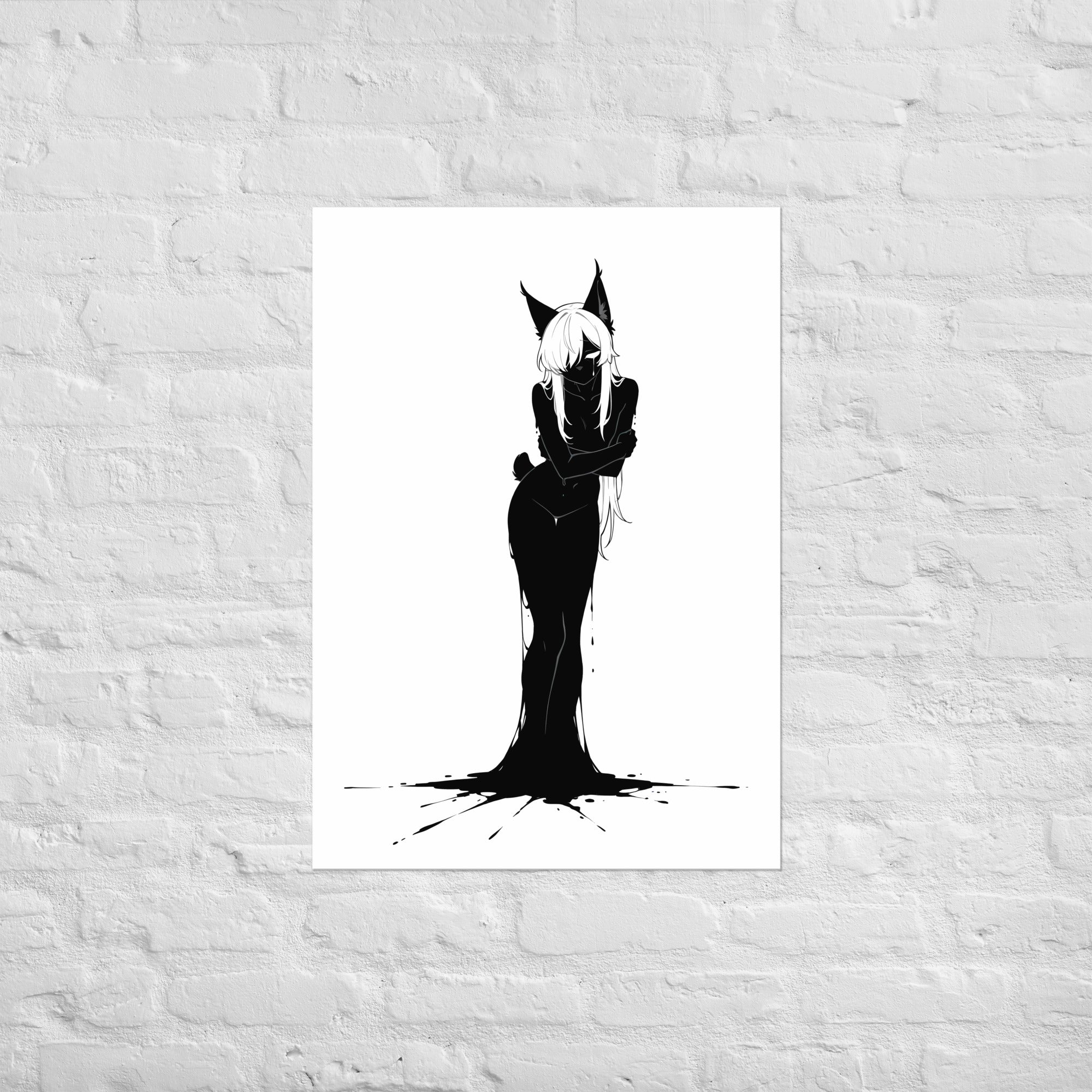 Affiche dark fantasy Lucidia, lynx anthropomorphe noir et blanc, penchée, bras croisés, encre éclaboussée au sol, collection Les silences qu'on porte – format A1