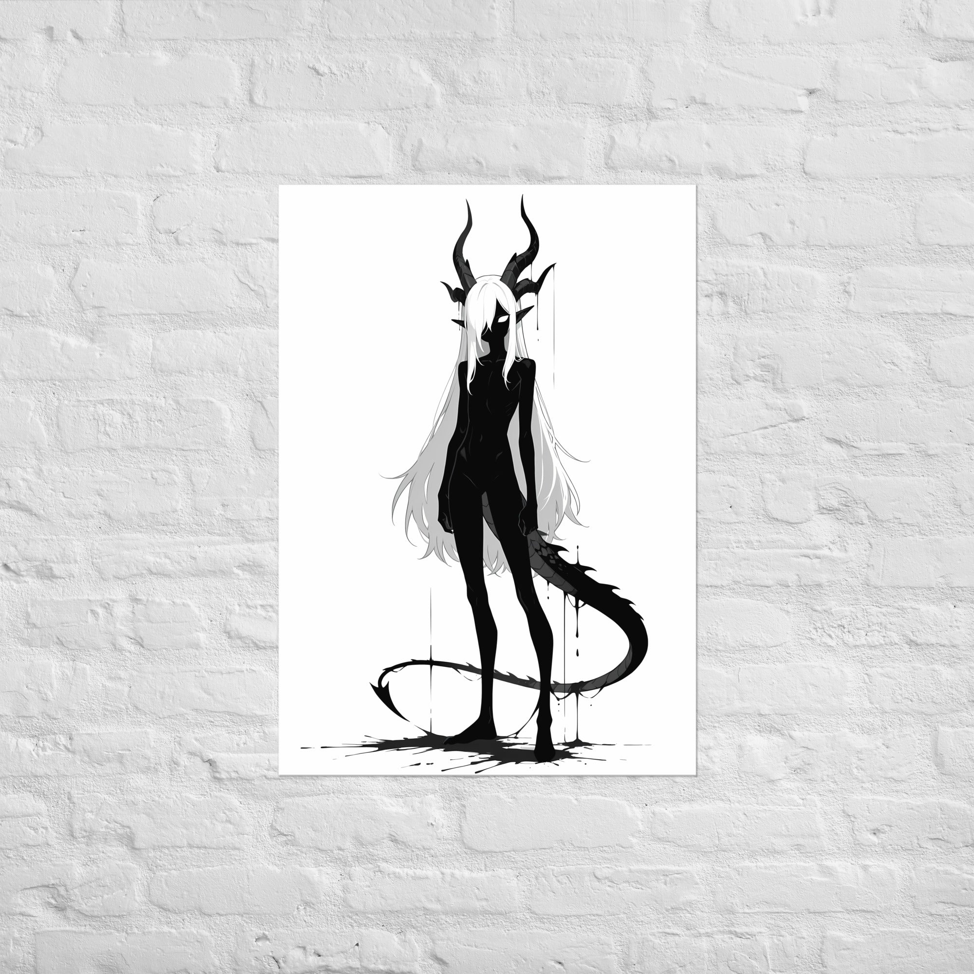 Affiche dark fantasy Vestigia, dragon anthropomorphe noir et blanc, debout avec des cornes ruisselantes d'encre – format A1