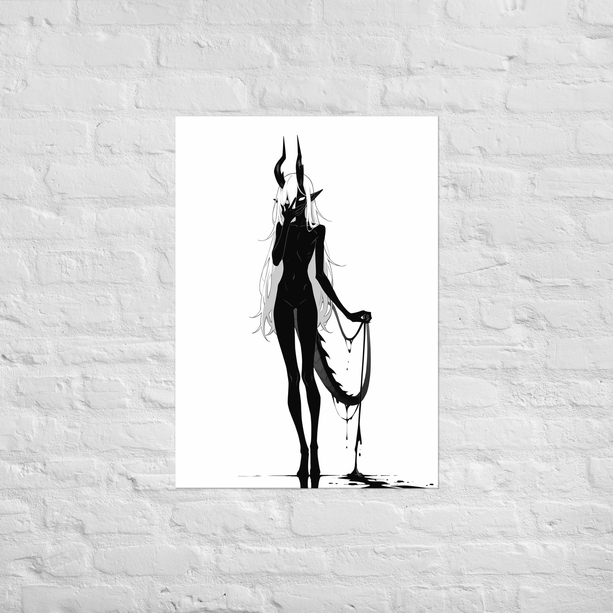 Affiche dark fantasy Vestigia, dragon anthropomorphe noir et blanc, debout tenant sa propre queue tendue comme une laisse – format A1