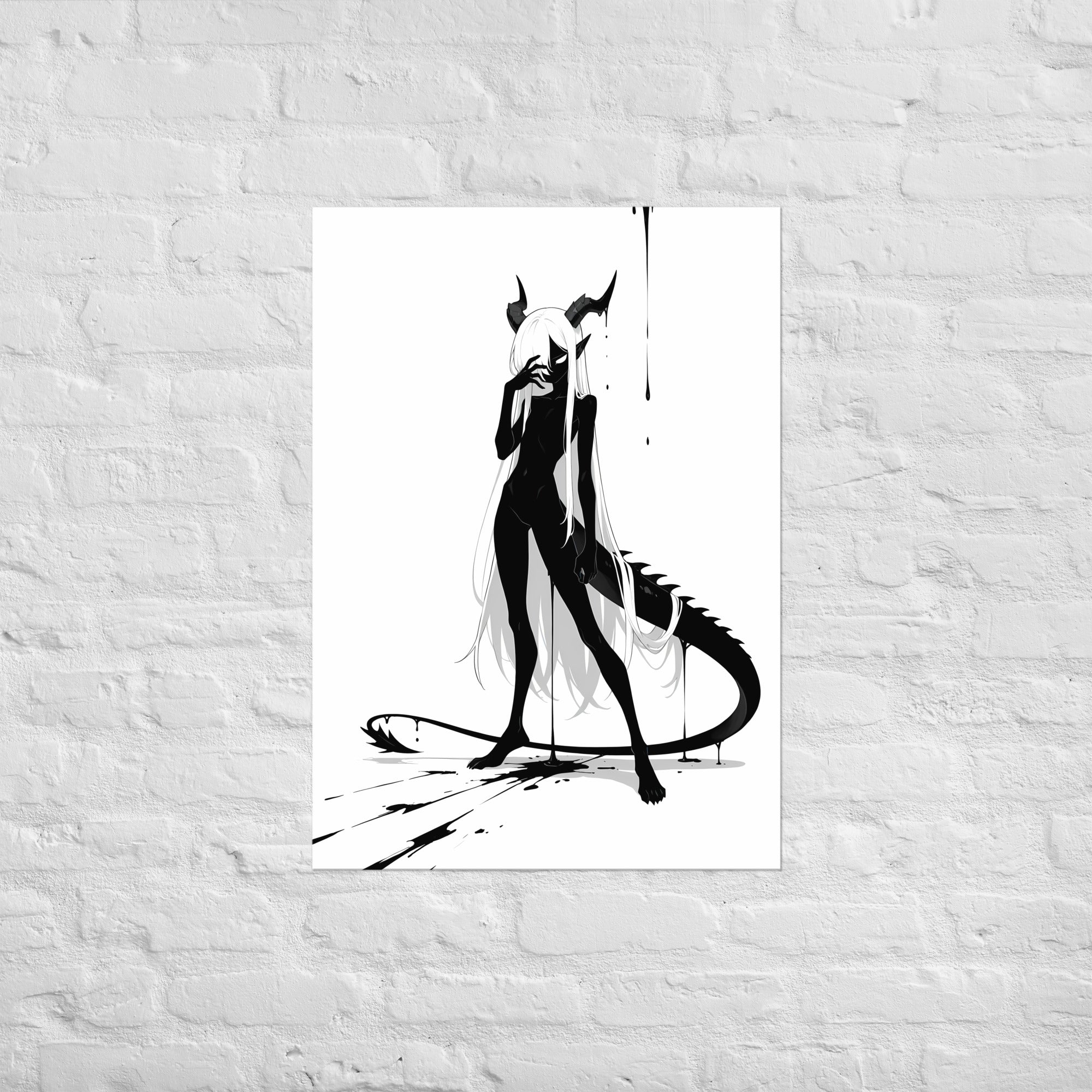Affiche dark fantasy Vestigia, dragon anthropomorphe noir et blanc, penchée en avant avec une longue traînée d'encre au sol – format A1