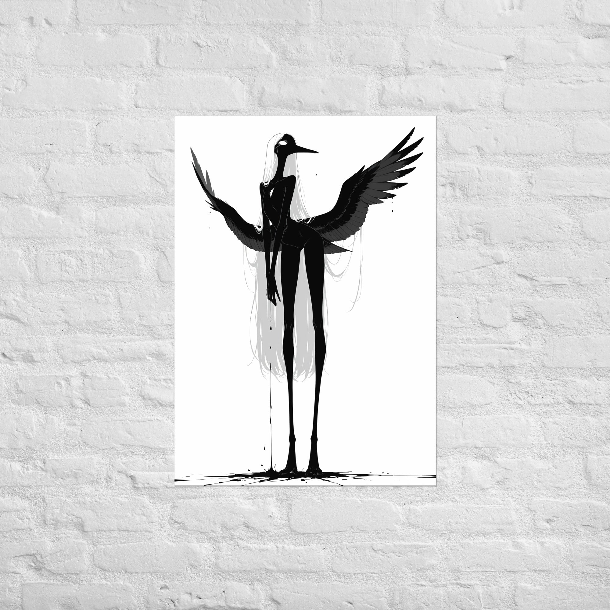 Affiche dark fantasy Attendrie, grue anthropomorphe noir et blanc debout ailes largement déployées, encre s'égouttant du bec, collection Les silences qu'on porte – format A1