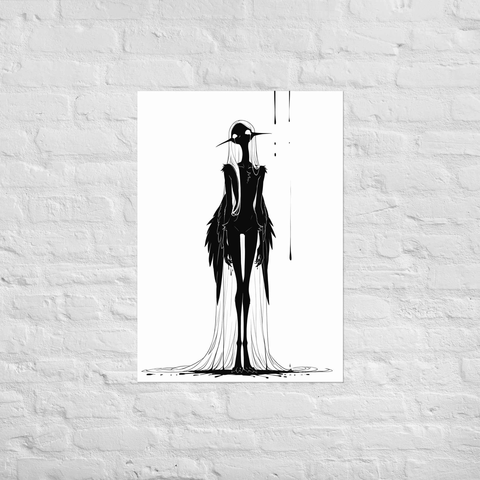 Affiche dark fantasy Attendrie, grue anthropomorphe noir et blanc debout de face visage dédoublé, manteau de plumes sombres, pluie d'encre, collection Les silences qu'on porte – format A1