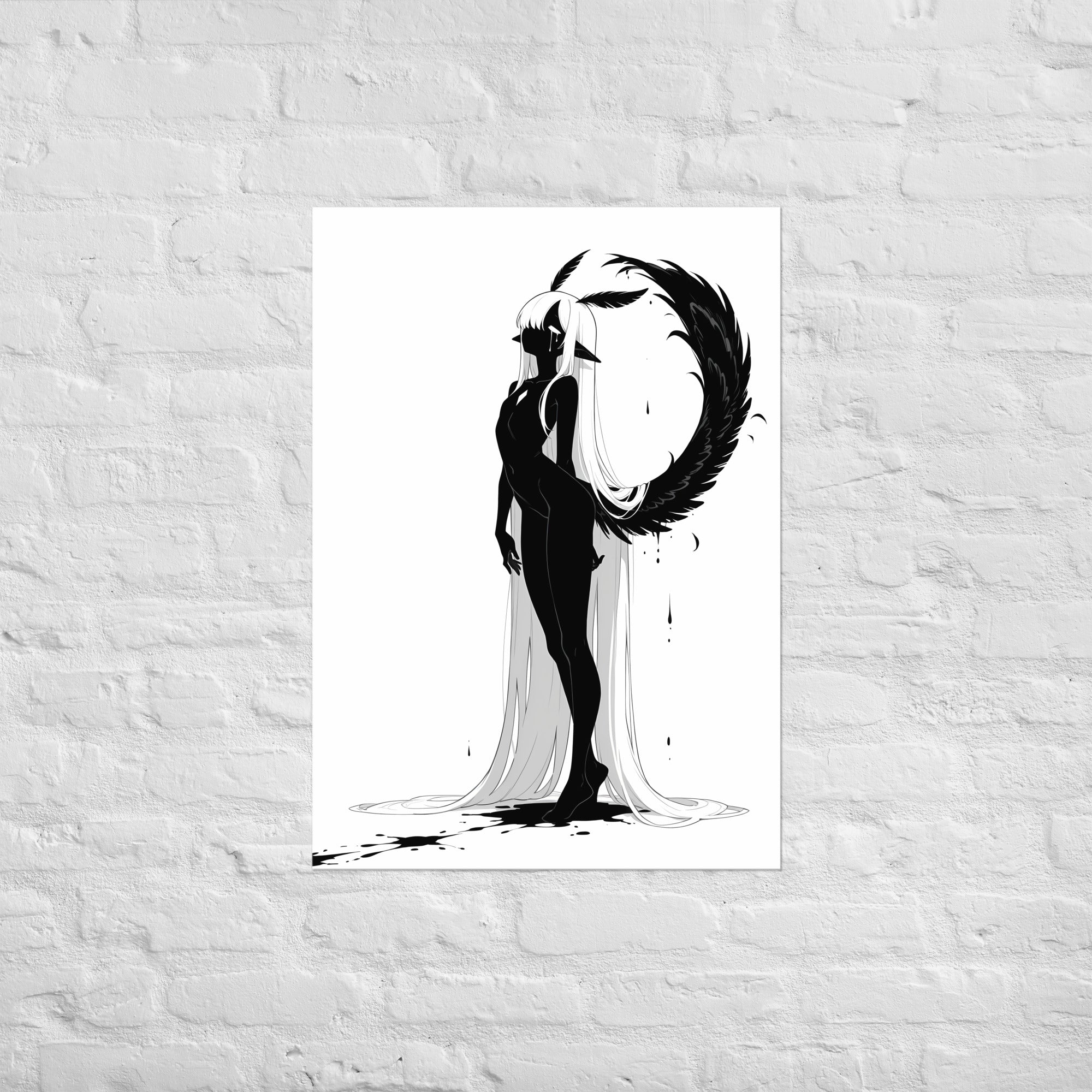 Affiche dark fantasy Pâlore, paon anthropomorphe noir et blanc debout avec un halo de plumes refermé en cercle parfait derrière elle, collection Les silences qu'on porte – format A1