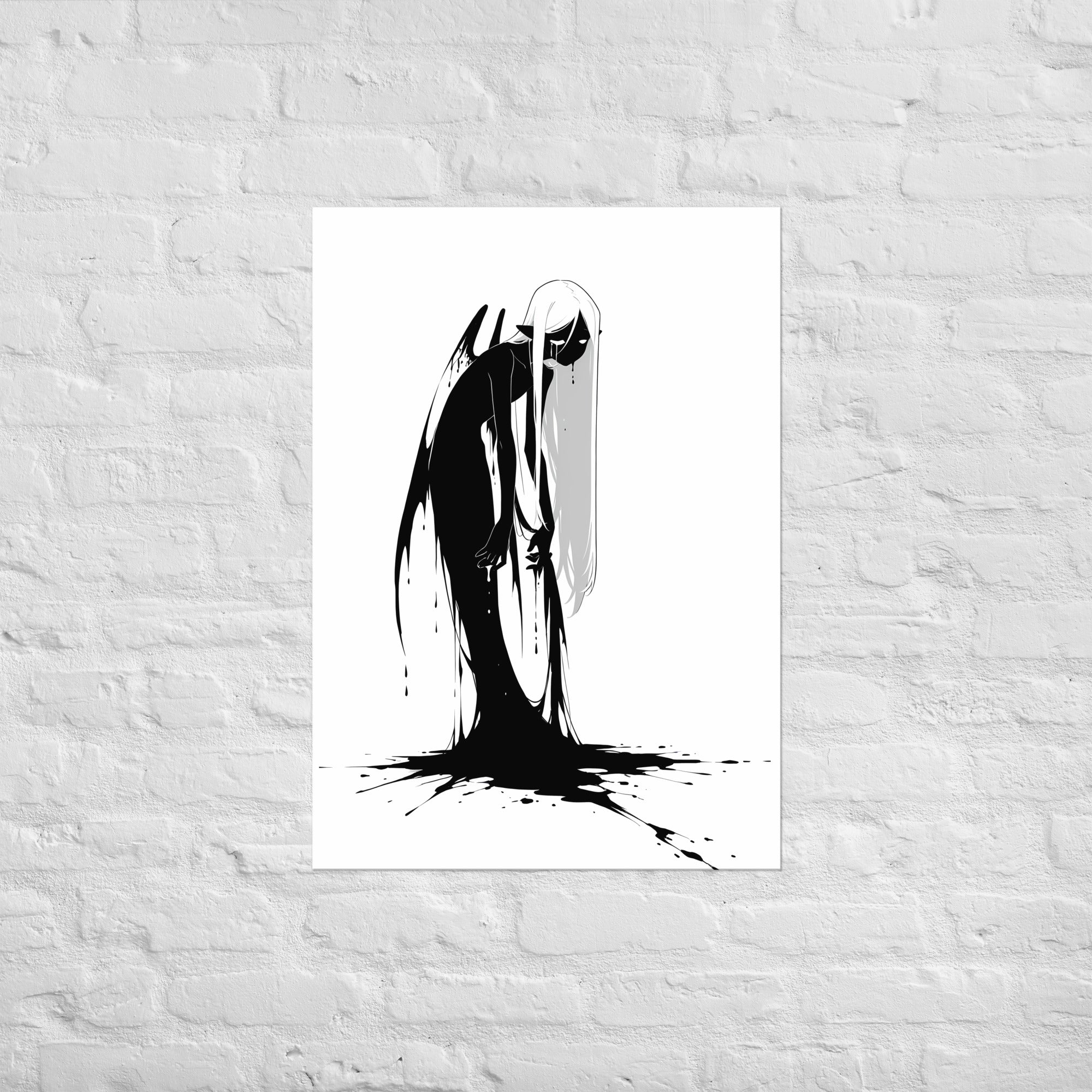 Affiche dark fantasy Adieva, cygne anthropomorphe noir et blanc penchée en avant tête basse, aile sombre recourbée, silhouette se dissolvant dans l'encre, collection Les silences qu'on porte – format A1