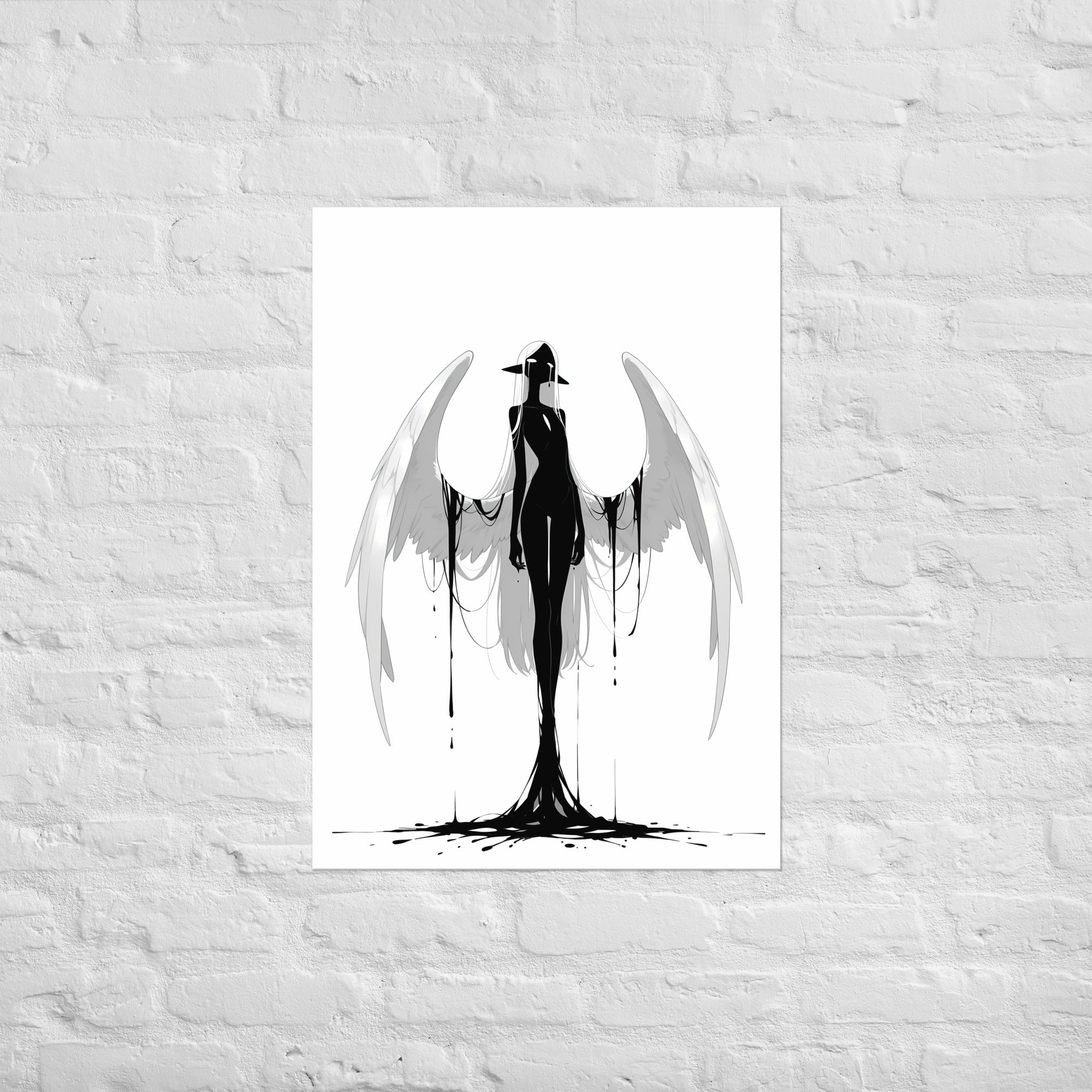 Affiche dark fantasy Adieva, cygne anthropomorphe noir et blanc debout ailes pâles déployées, encre s'échappant à la jointure des ailes, collection Les silences qu'on porte – format A1