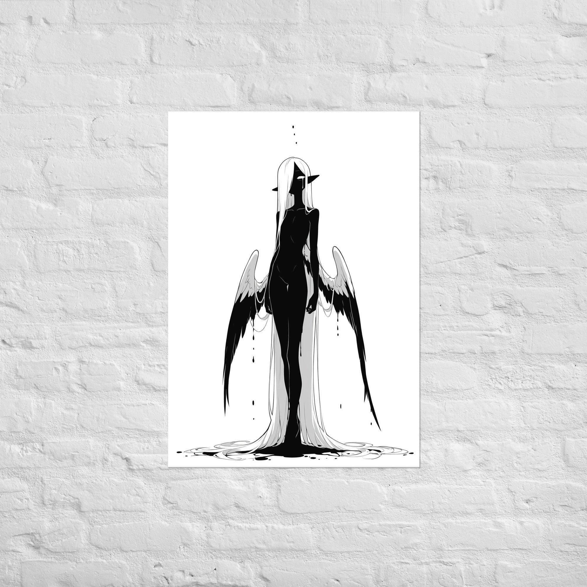 Affiche dark fantasy Adieva, cygne anthropomorphe noir et blanc debout symétrique, ailes fines et acerées recourbées vers le bas, pluie d'encre sur la tête, collection Les silences qu'on porte – format A1