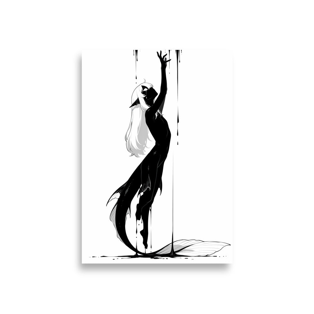 Affiche dark fantasy Sourdine, koï anthropomorphe noir et blanc bras tendu vers une goutte d'encre, queue en spirale, large nageoire pâle déployée au sol, collection Les silences qu'on porte