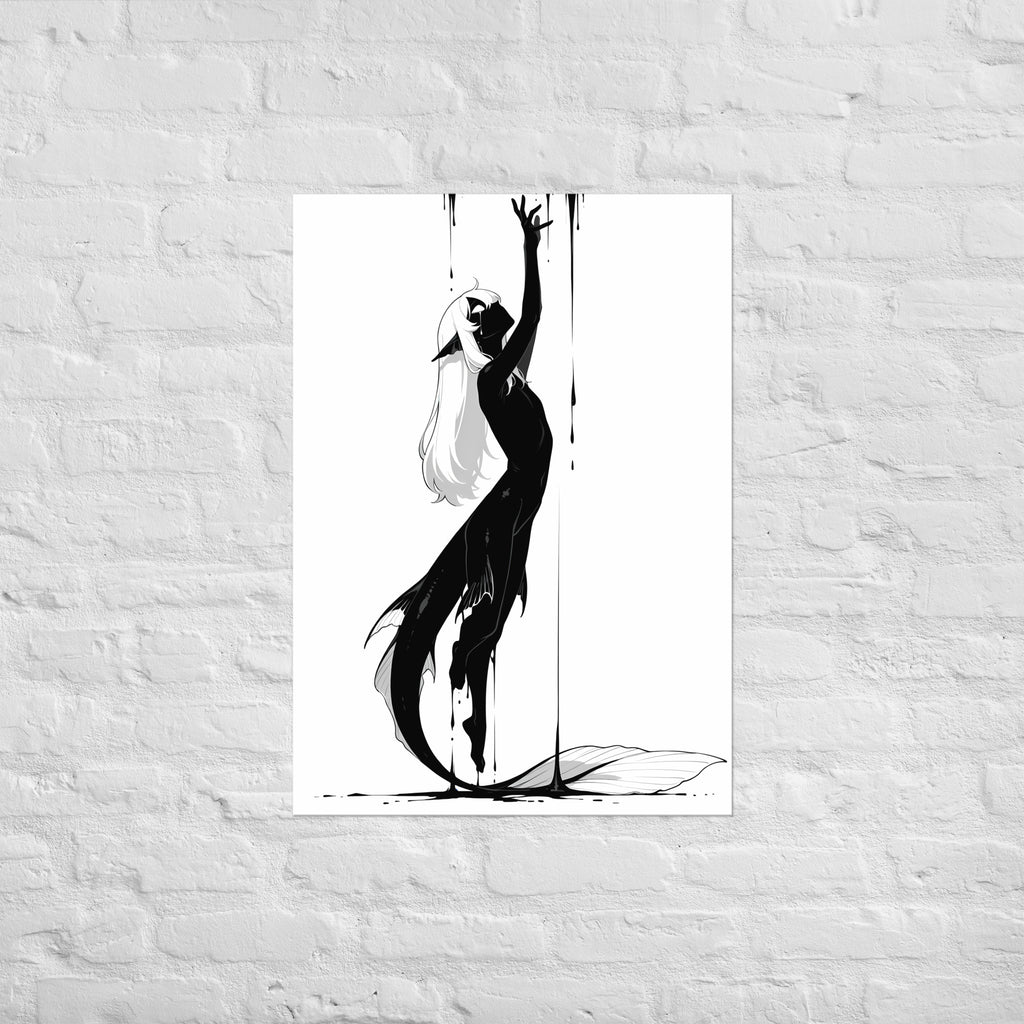 Affiche dark fantasy Sourdine, koï anthropomorphe noir et blanc bras tendu vers une goutte d'encre, queue en spirale, large nageoire pâle déployée au sol, collection Les silences qu'on porte – format A1