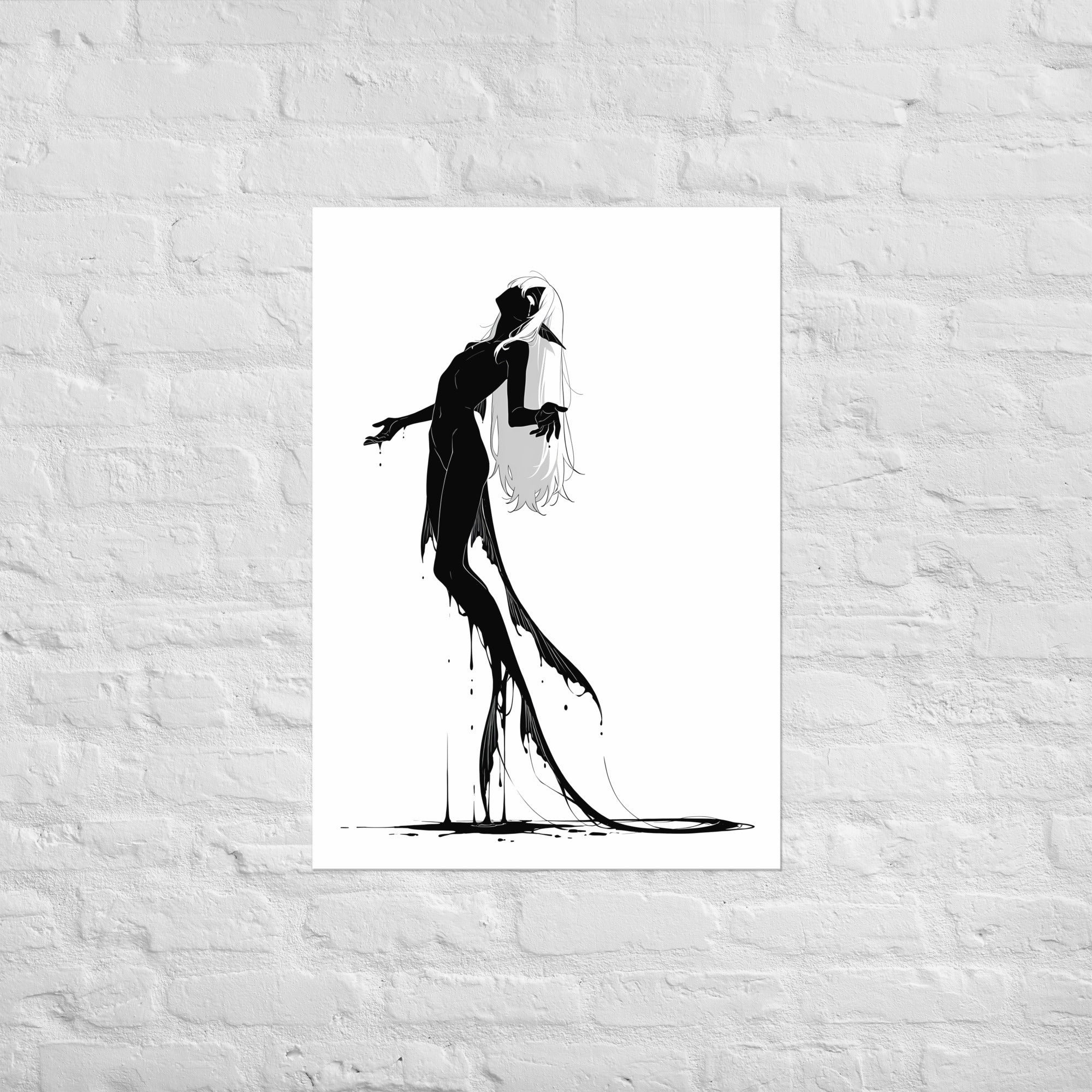 Affiche dark fantasy Sourdine, koï anthropomorphe noir et blanc vue de dos tête renversée, longue queue en traîne sur le sol, collection Les silences qu'on porte – format A1