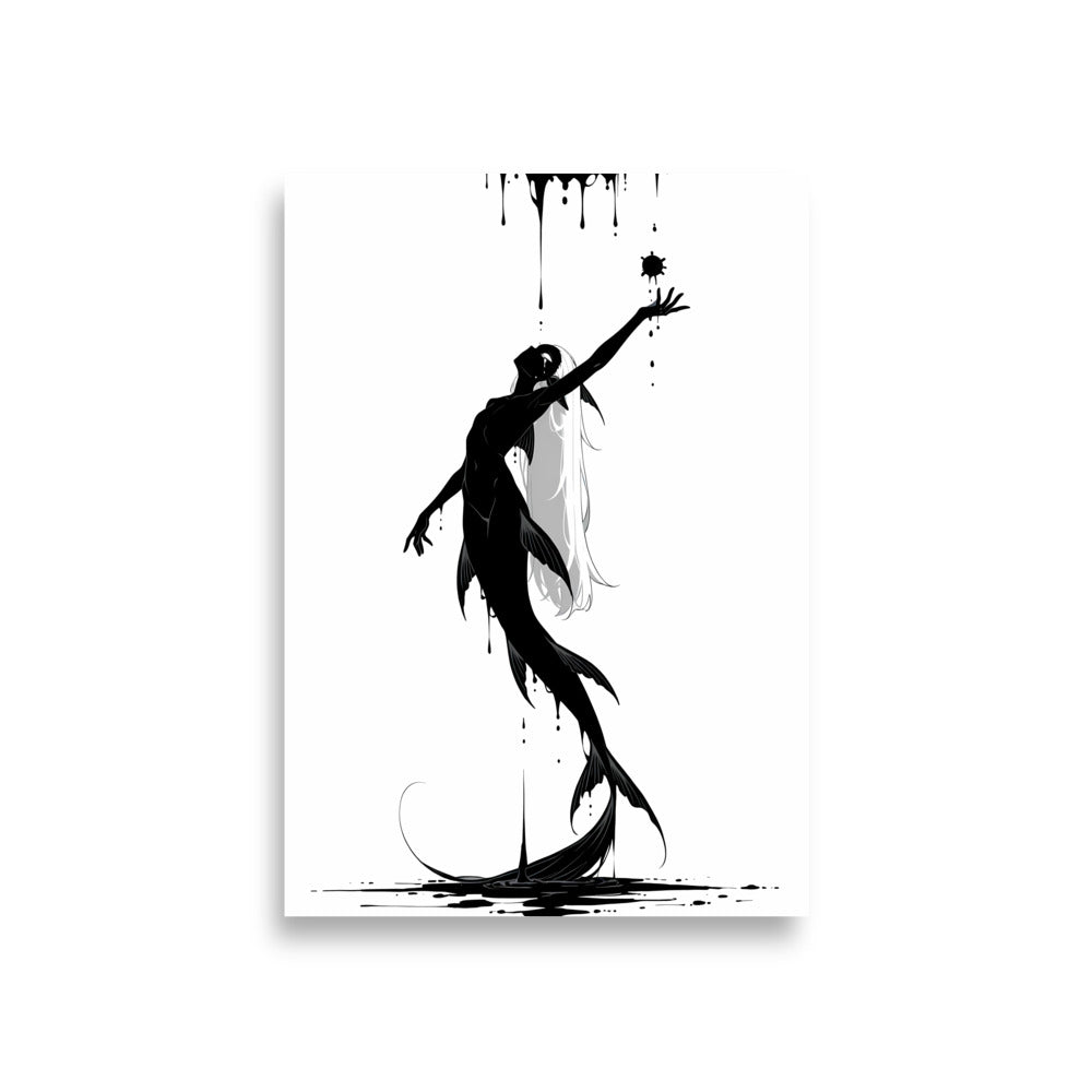 Affiche dark fantasy Sourdine, koï anthropomorphe noir et blanc bras tendu vers une sphère d'encre hérissée de pointes, corps cambré, collection Les silences qu'on porte