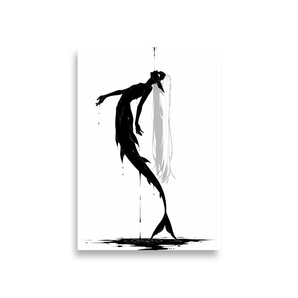 Affiche dark fantasy Sourdine, koï anthropomorphe noir et blanc corps en courbe recevant l'encre sur le visage, pieds sur une flaque en cercles concentriques, collection Les silences qu'on porte