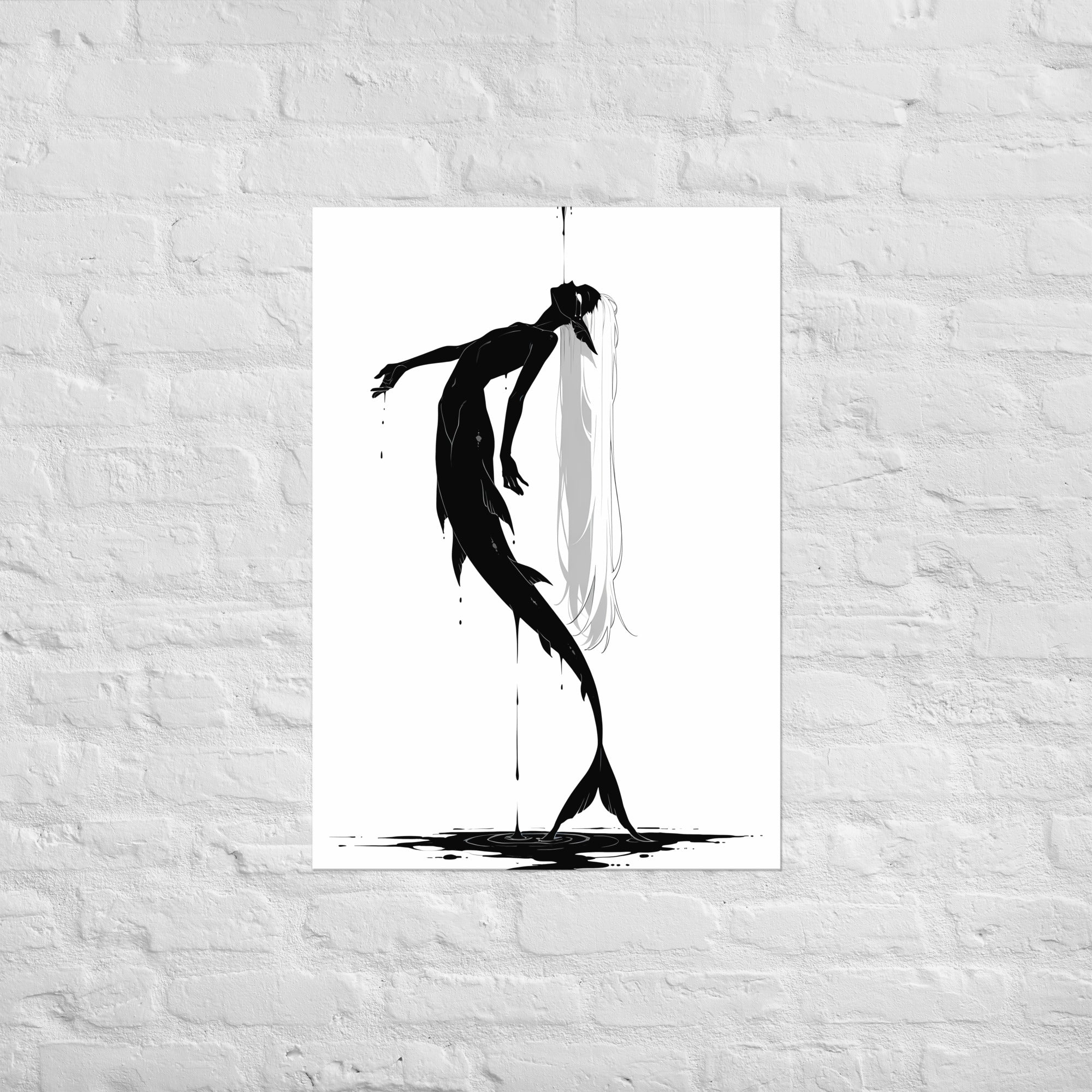Affiche dark fantasy Sourdine, koï anthropomorphe noir et blanc corps en courbe recevant l'encre sur le visage, pieds sur une flaque en cercles concentriques, collection Les silences qu'on porte – format A1