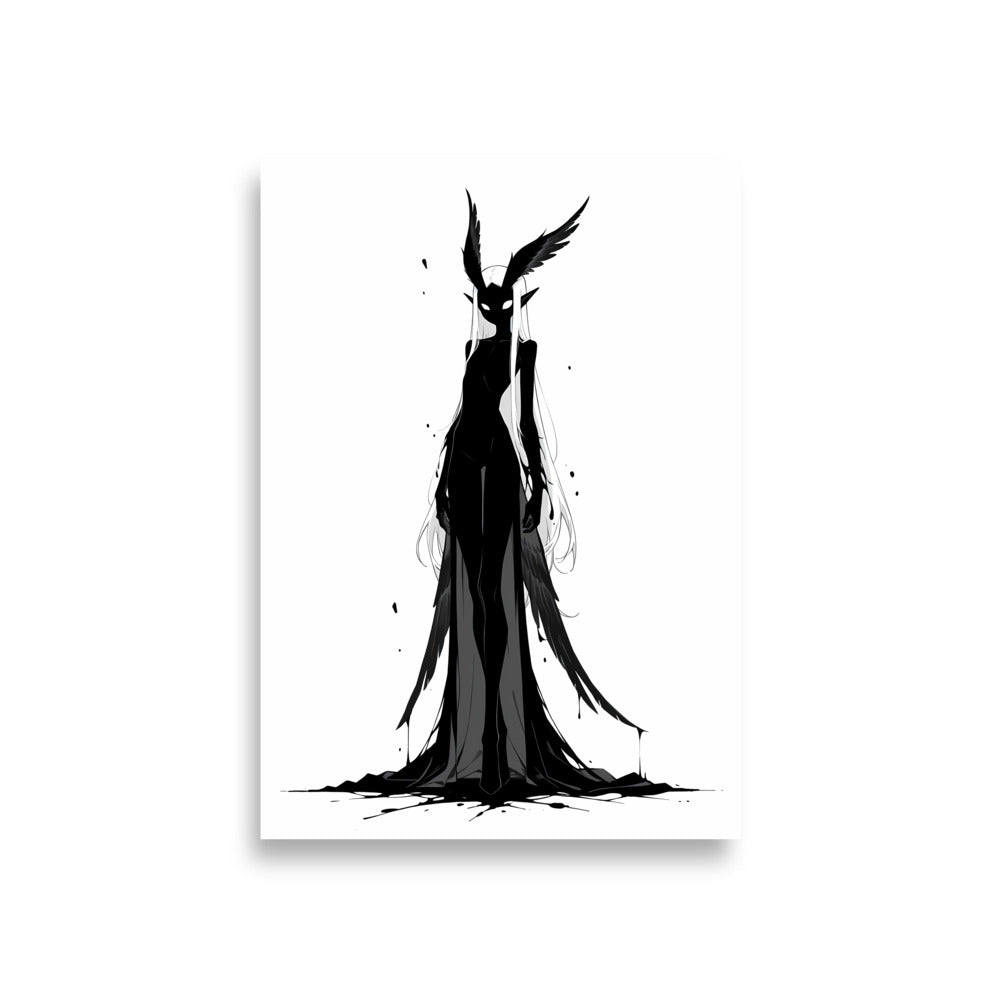 Affiche dark fantasy Nyctée, chouette anthropomorphe noir et blanc debout aigrettes de plumes dressées, longue robe de plumes, encre éclaboussée en taches, collection Les silences qu'on porte