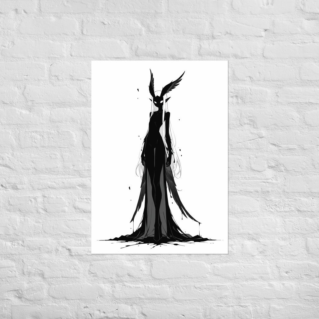 Affiche dark fantasy Nyctée, chouette anthropomorphe noir et blanc debout aigrettes de plumes dressées, longue robe de plumes, encre éclaboussée en taches, collection Les silences qu'on porte – format A1