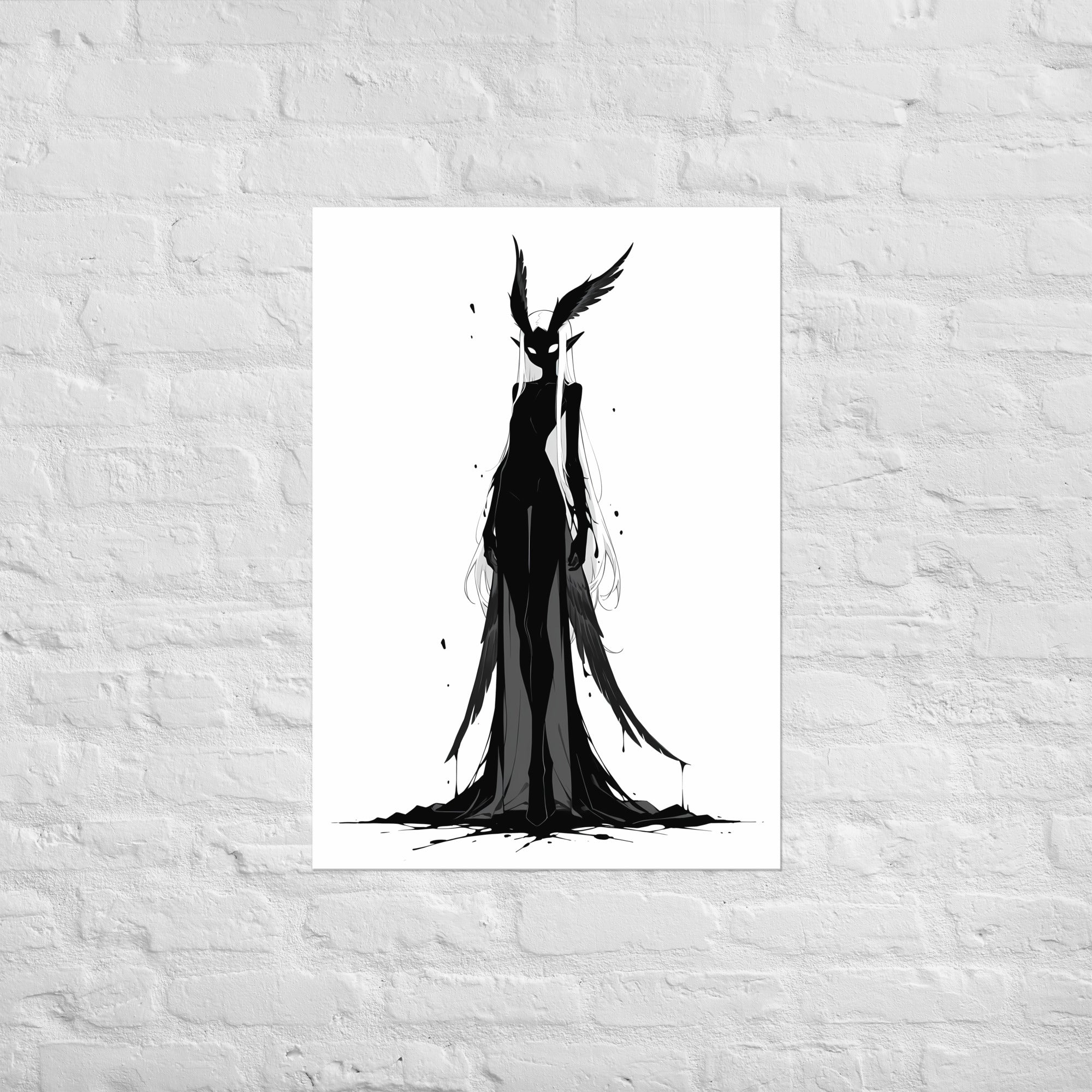 Affiche dark fantasy Nyctée, chouette anthropomorphe noir et blanc debout aigrettes de plumes dressées, longue robe de plumes, encre éclaboussée en taches, collection Les silences qu'on porte – format A1