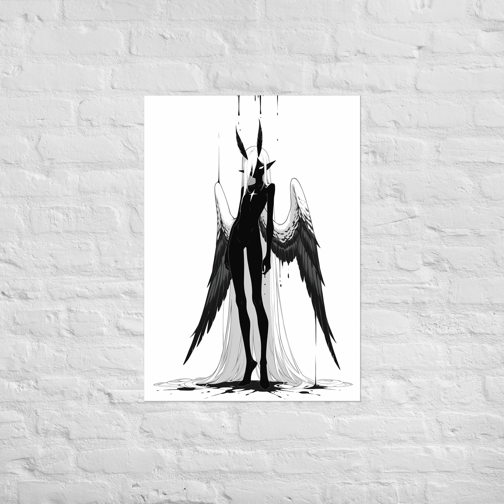 Affiche dark fantasy Nyctée, chouette anthropomorphe noir et blanc debout petite étoile blanche sur la poitrine, ailes retombant jusqu'au sol, collection Les silences qu'on porte – format A1
