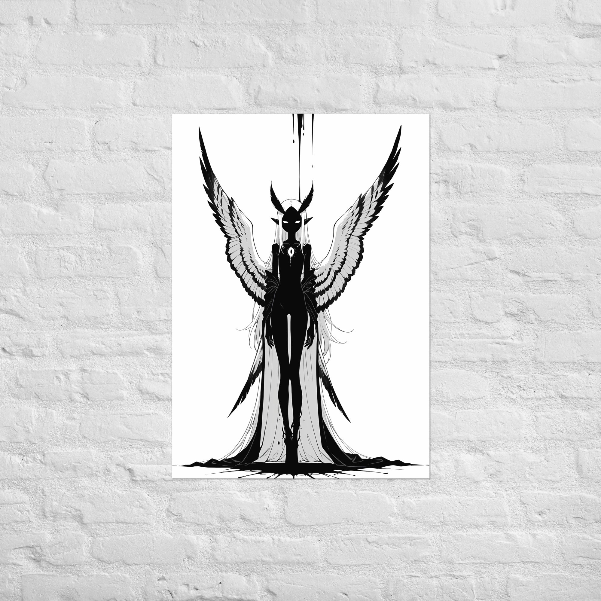 Affiche dark fantasy Nyctée, chouette anthropomorphe noir et blanc ailes déployées en V, marque en forme d'œil sur la poitrine, encre sur la tête, collection Les silences qu'on porte – format A1
