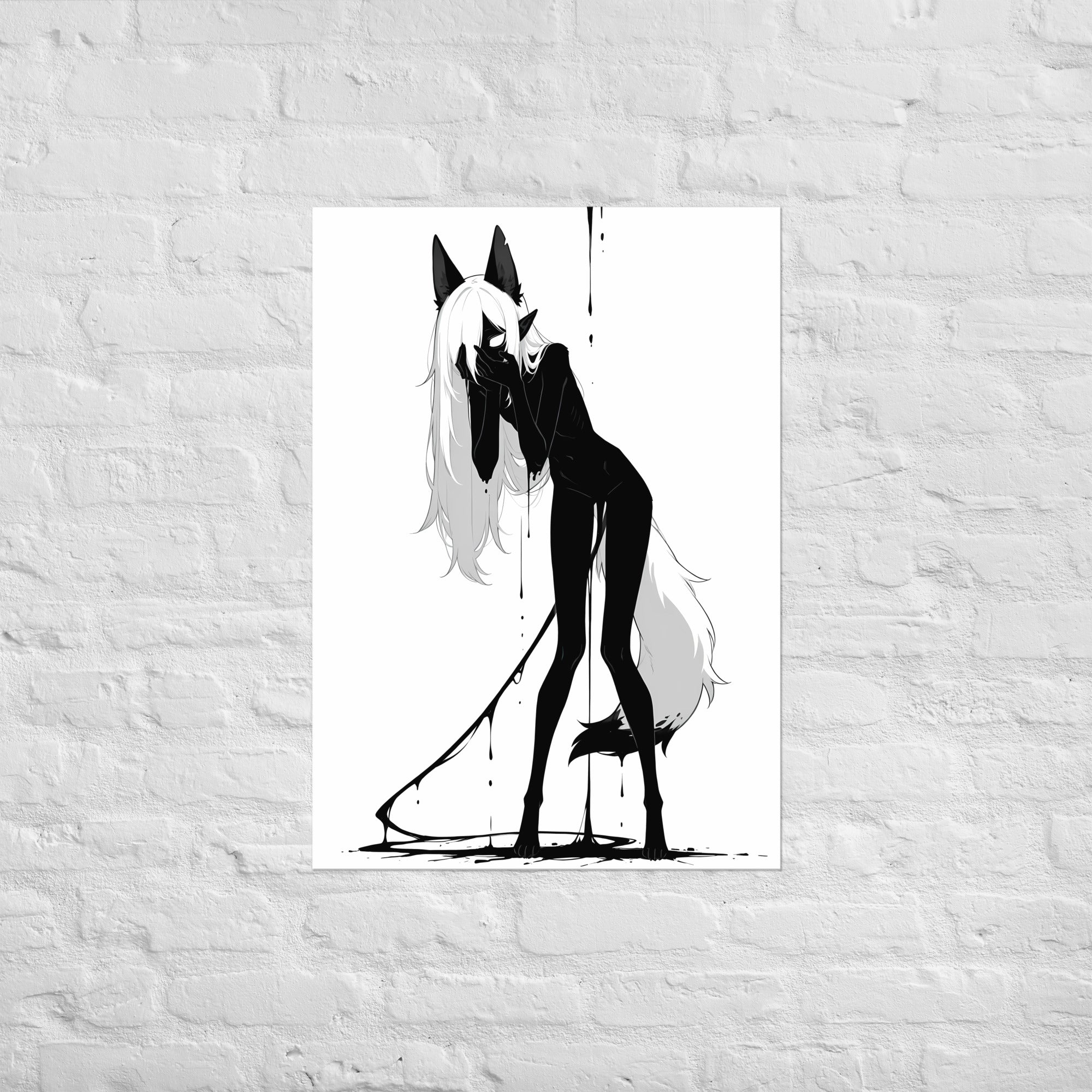 Affiche dark fantasy Écholane, louve anthropomorphe noir et blanc penchée mains jointes contre la bouche, longue queue à pointe noire traînant au sol, collection Les silences qu'on porte – format A2