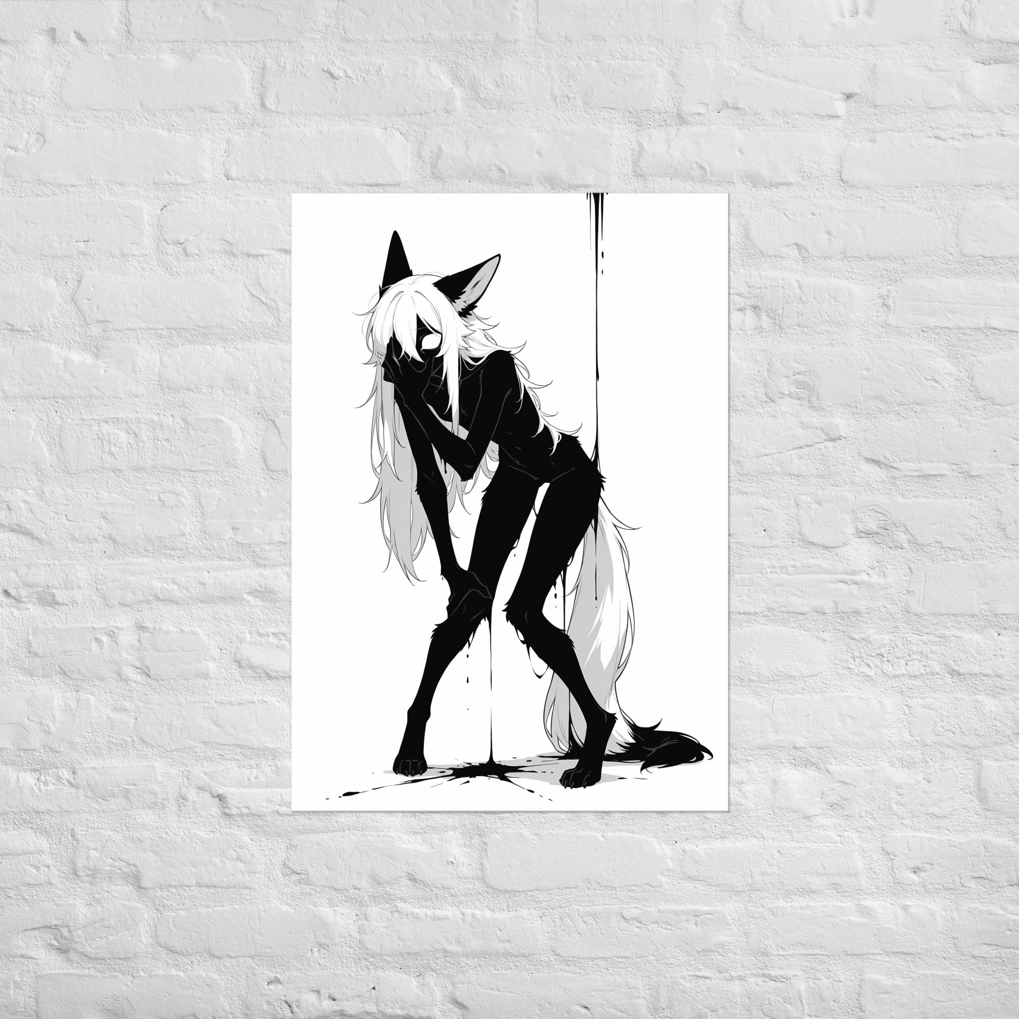 Affiche dark fantasy Écholane, louve anthropomorphe noir et blanc bras resserrés autour d'elle-même, jambes croisées, queue dégoulinante d'encre, collection Les silences qu'on porte – format A2