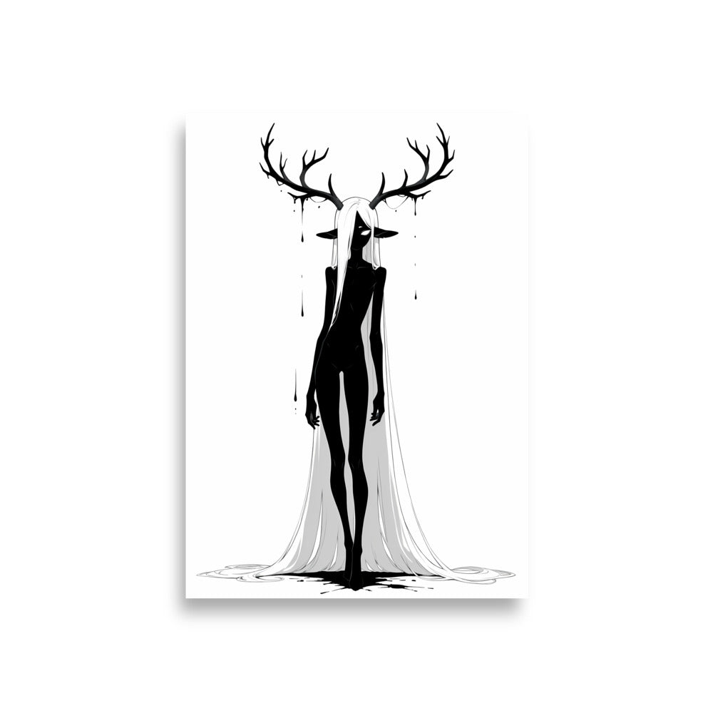 Affiche dark fantasy Doléa, biche anthropomorphe noir et blanc debout immense ramure multi-branches dégoulinante, robe blanche large, collection Les silences qu'on porte