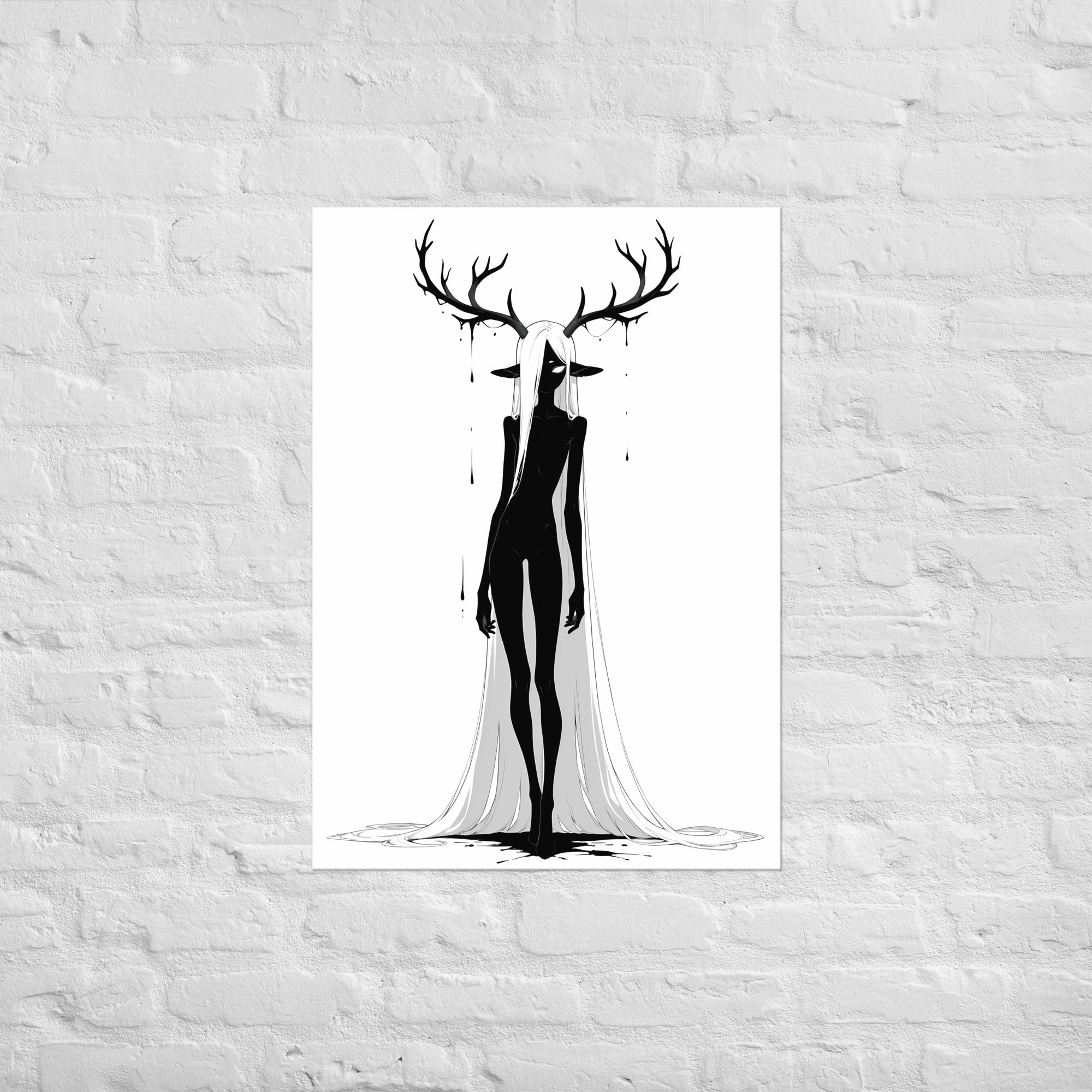 Affiche dark fantasy Doléa, biche anthropomorphe noir et blanc debout immense ramure multi-branches dégoulinante, robe blanche large, collection Les silences qu'on porte – format A2
