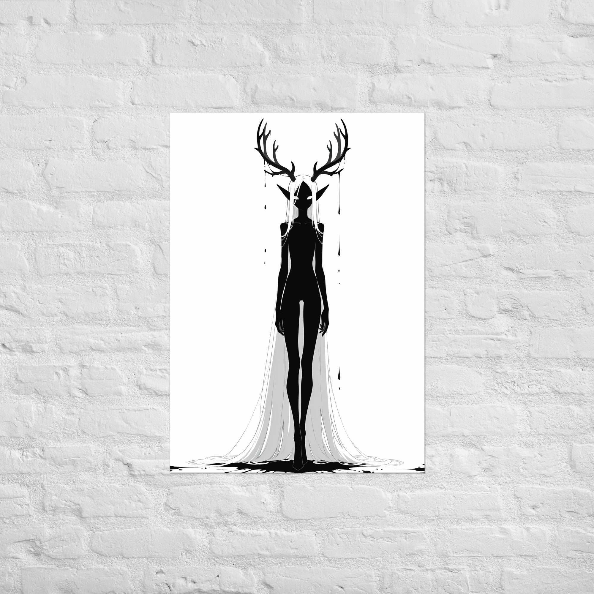 Affiche dark fantasy Doléa, biche anthropomorphe noir et blanc debout mains légèrement crispées, robe blanche resserrée en pointe aux pieds, collection Les silences qu'on porte – format A2