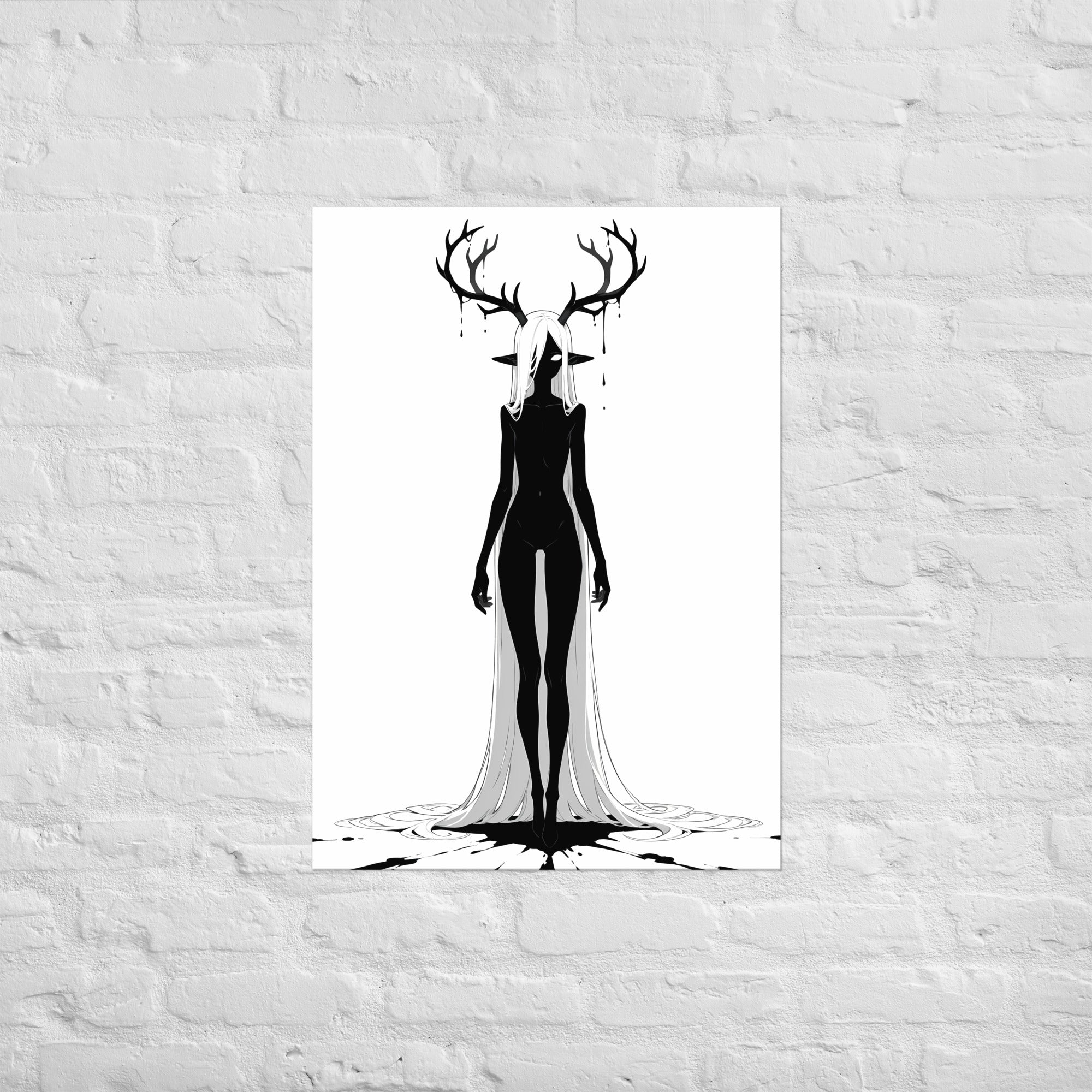 Affiche dark fantasy Doléa, biche anthropomorphe noir et blanc debout, encre formée en fissures rayonnantes sous ses pieds, collection Les silences qu'on porte – format A2