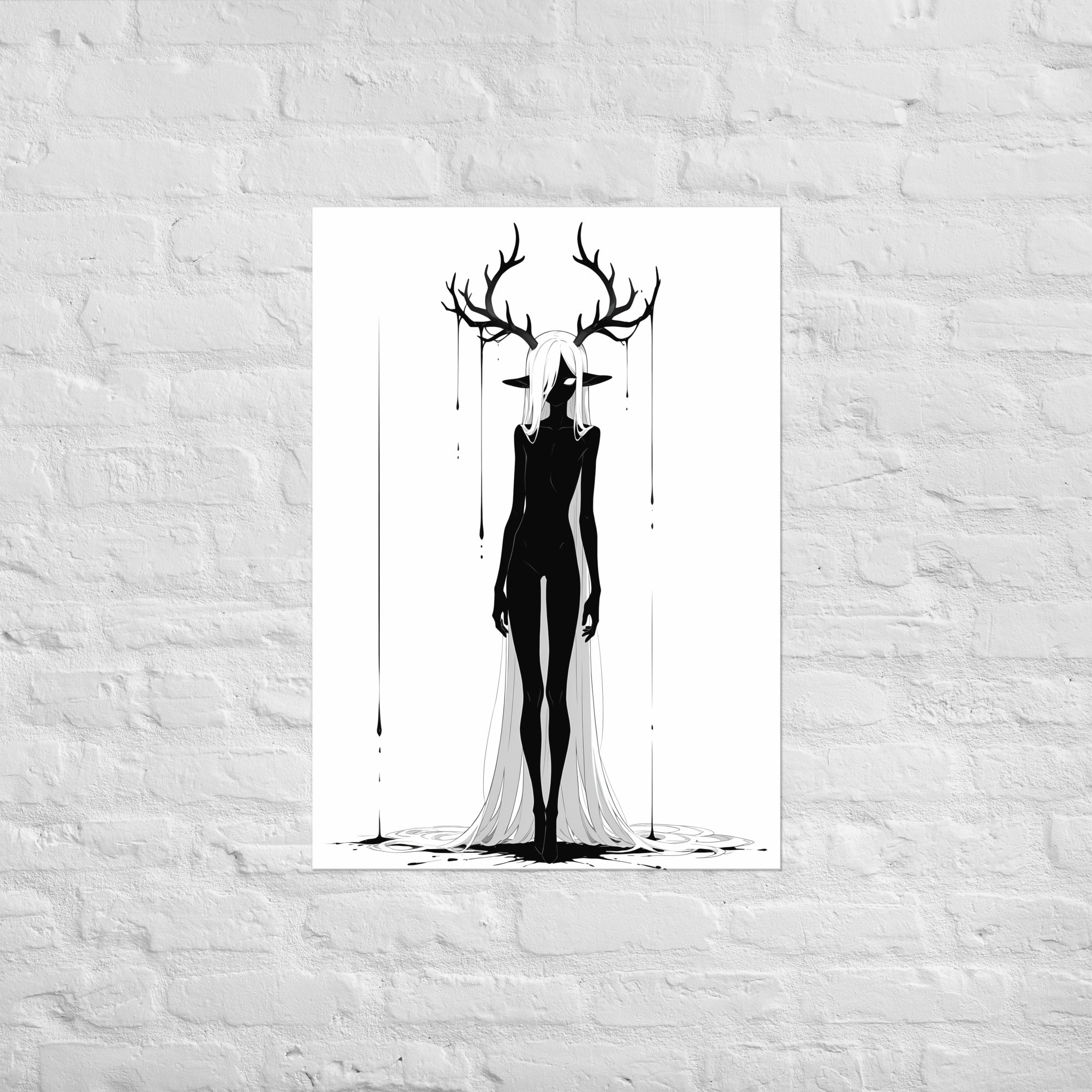 Affiche dark fantasy Doléa, biche anthropomorphe noir et blanc debout entre deux filets d'encre isolés qui tombent de chaque côté, collection Les silences qu'on porte – format A2